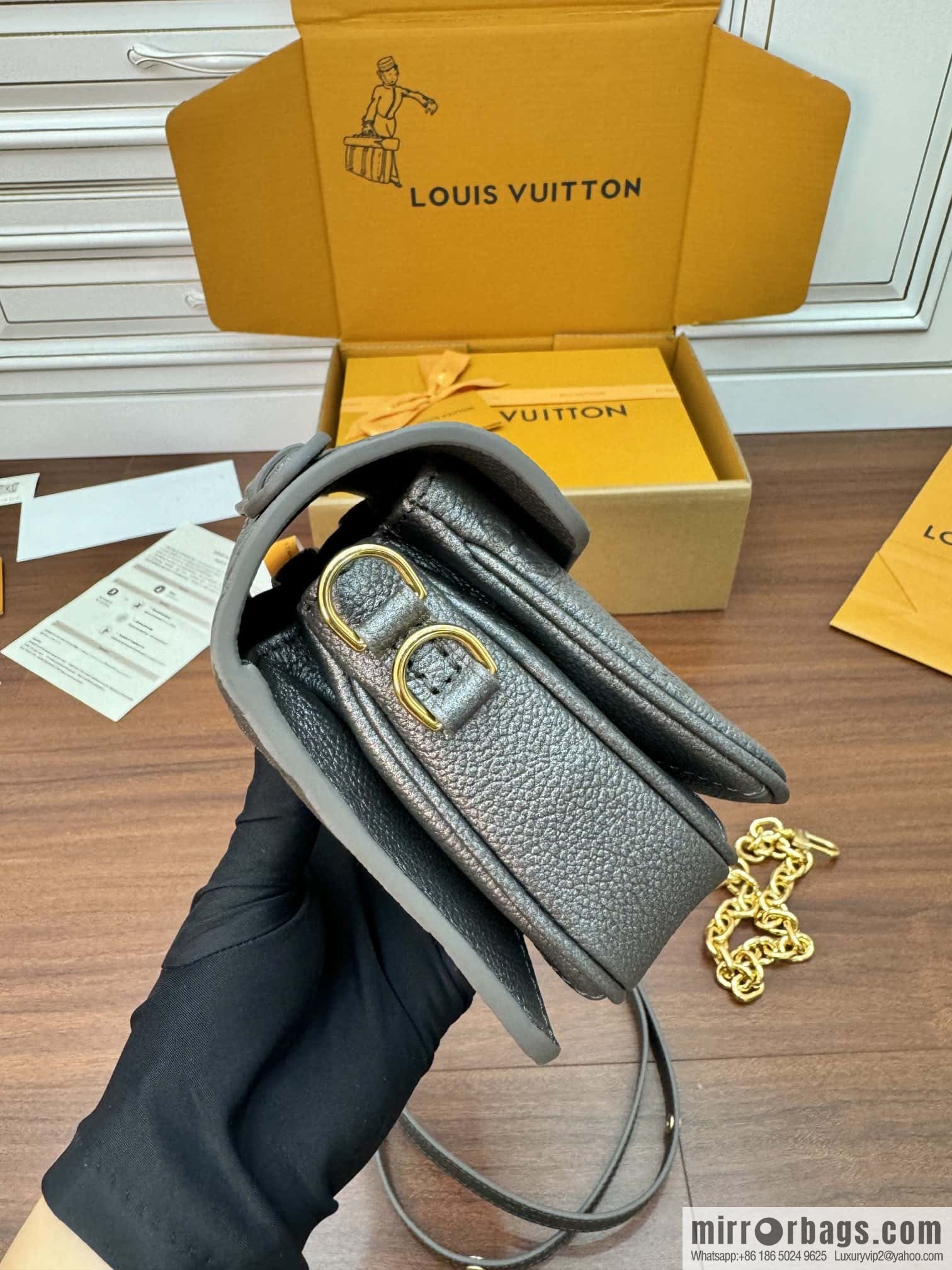 LV M11998 Pochette Métis East West