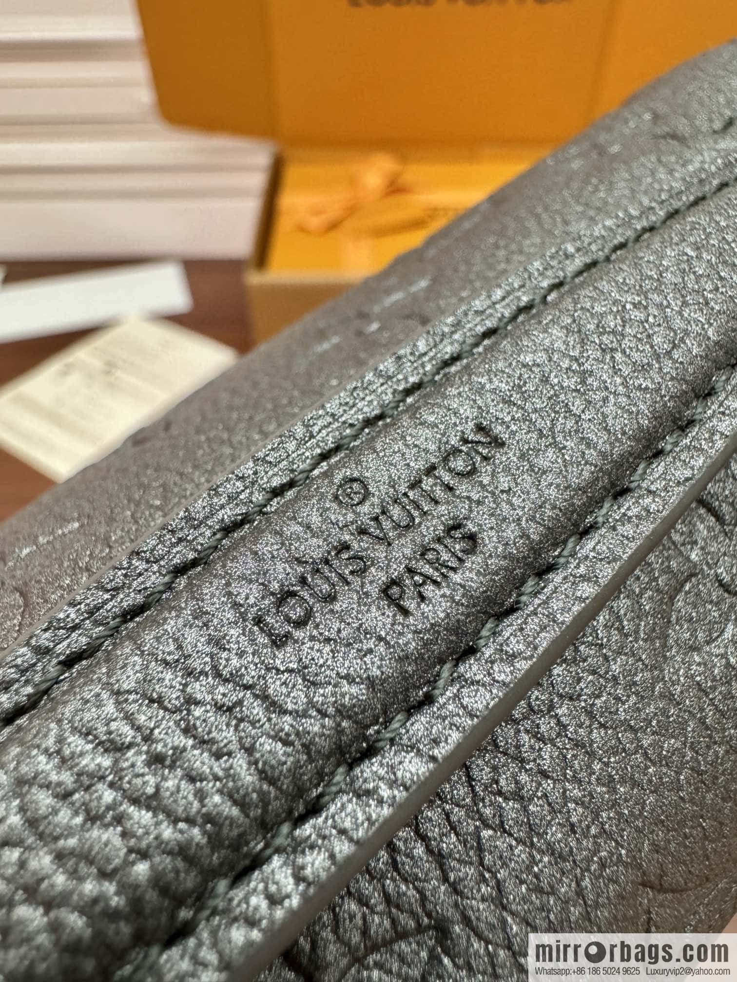 LV M11998 Pochette Métis East West