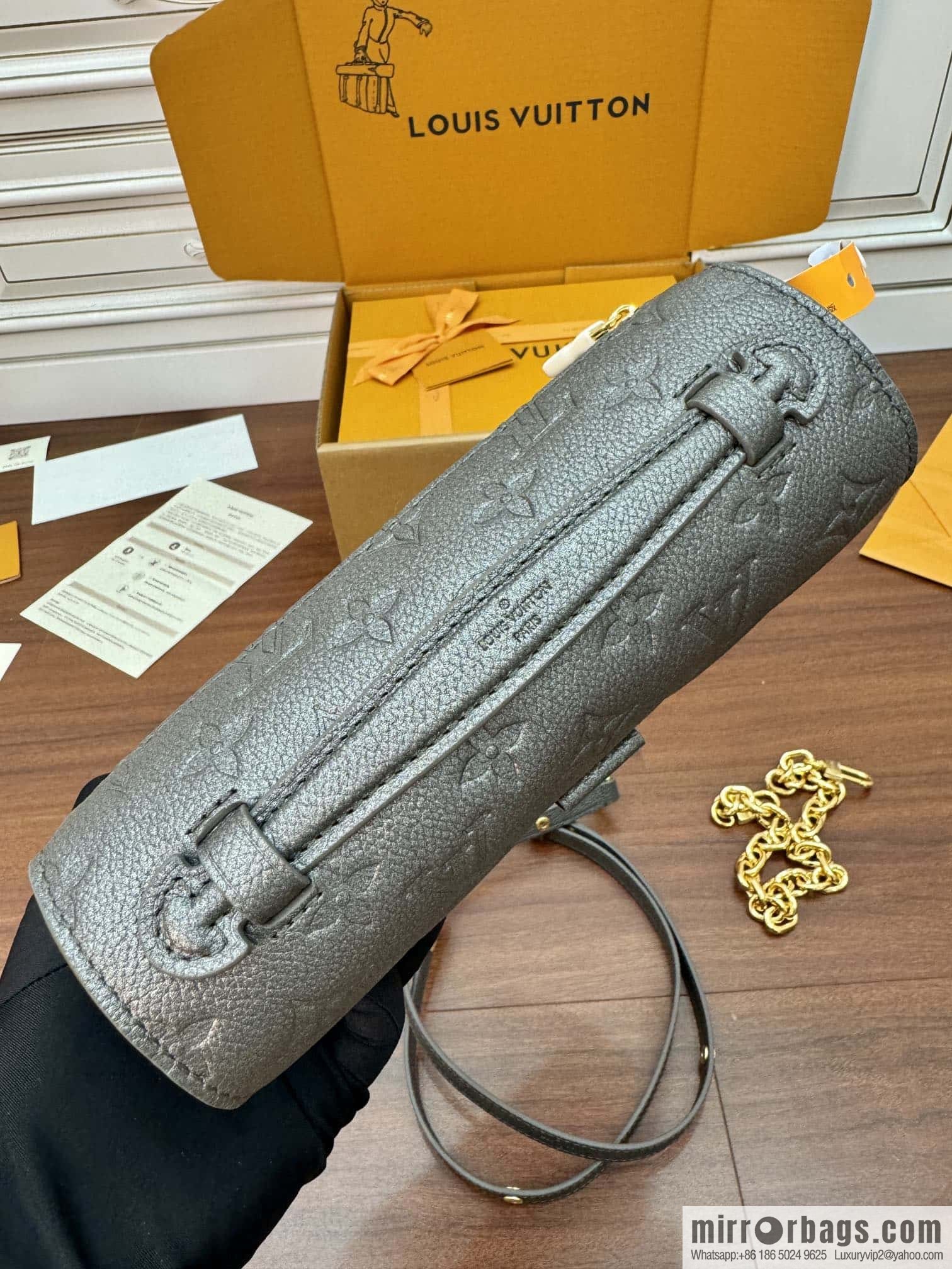 LV M11998 Pochette Métis East West
