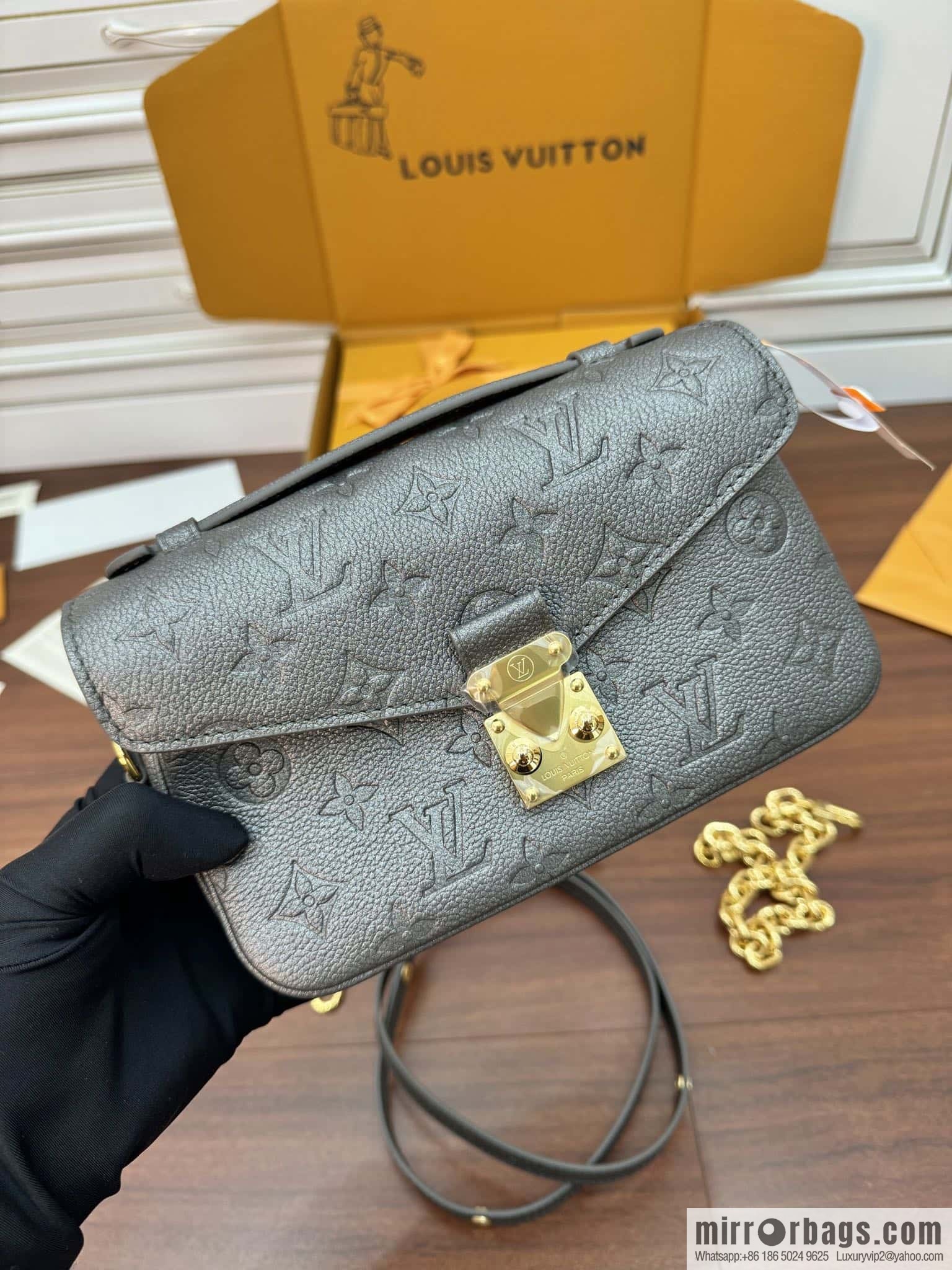 LV M11998 Pochette Métis East West