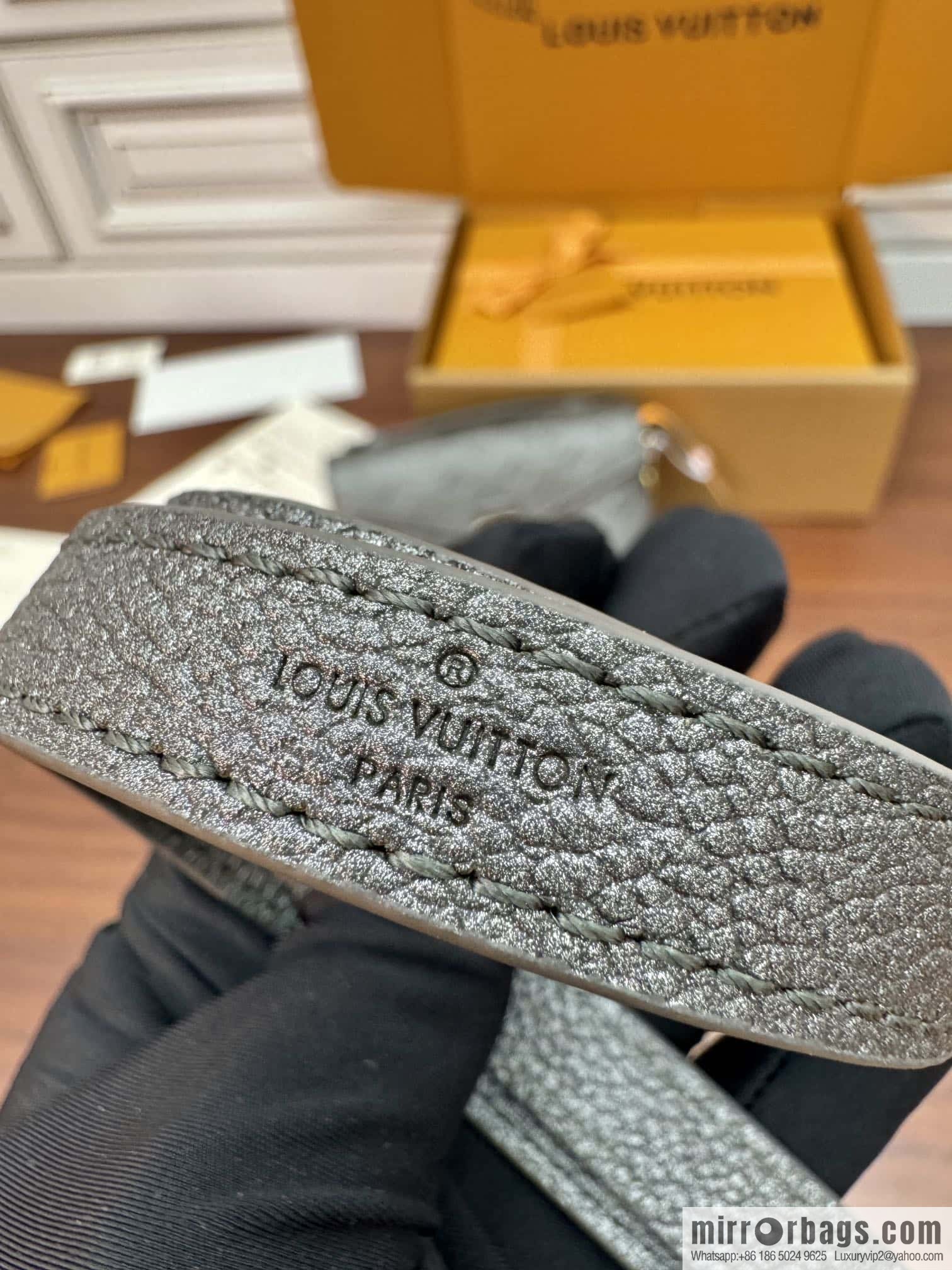 LV M11998 Pochette Métis East West
