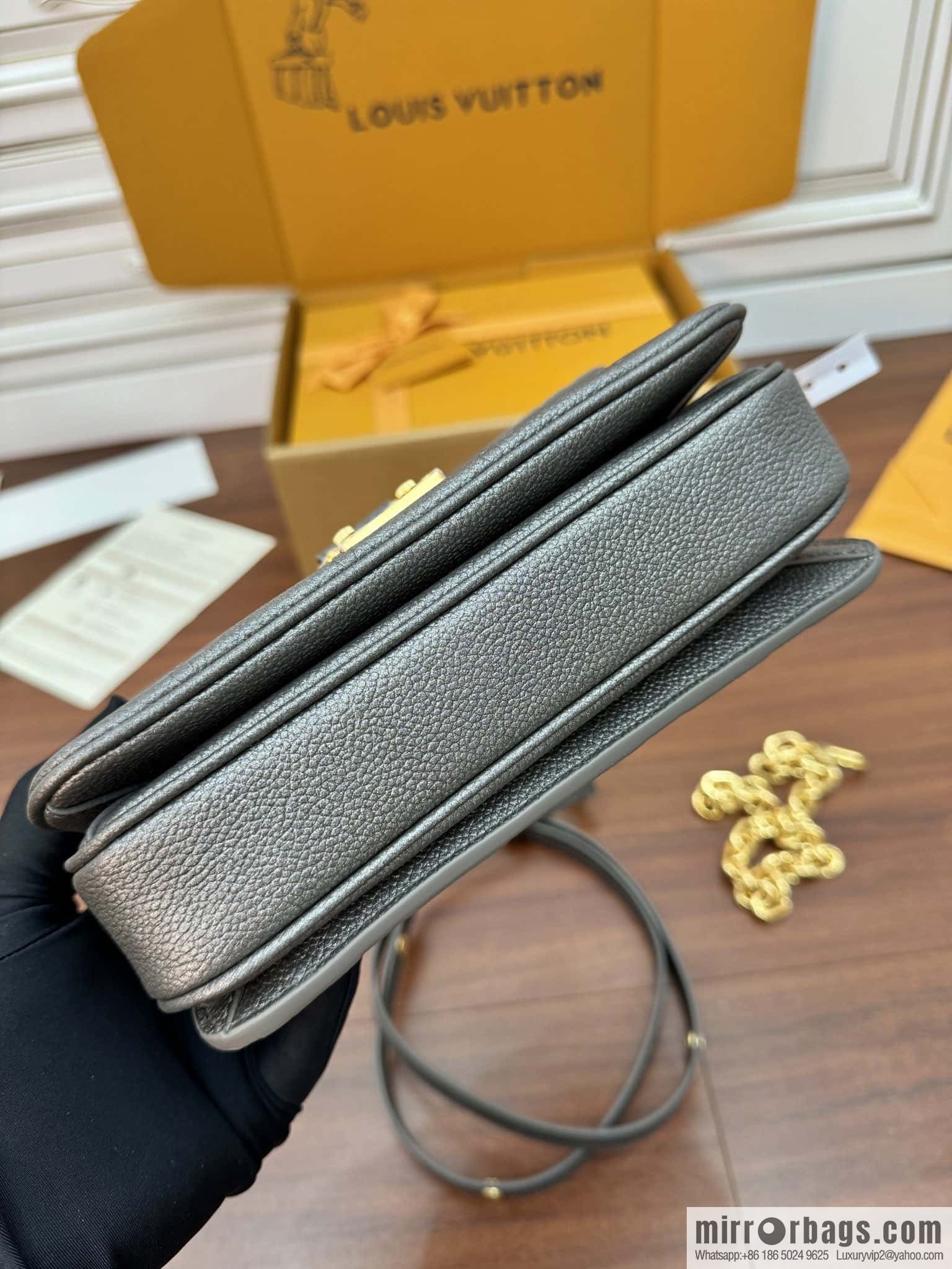 LV M11998 Pochette Métis East West