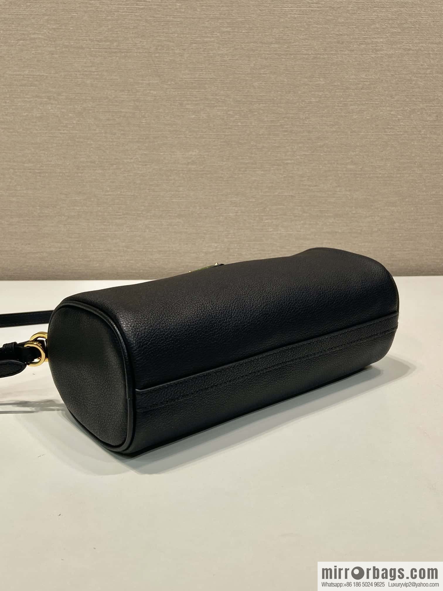 PRADA 🎉 new armpit bag 🎉 1NE058A calfskin/1BC239 🎉🎉 black