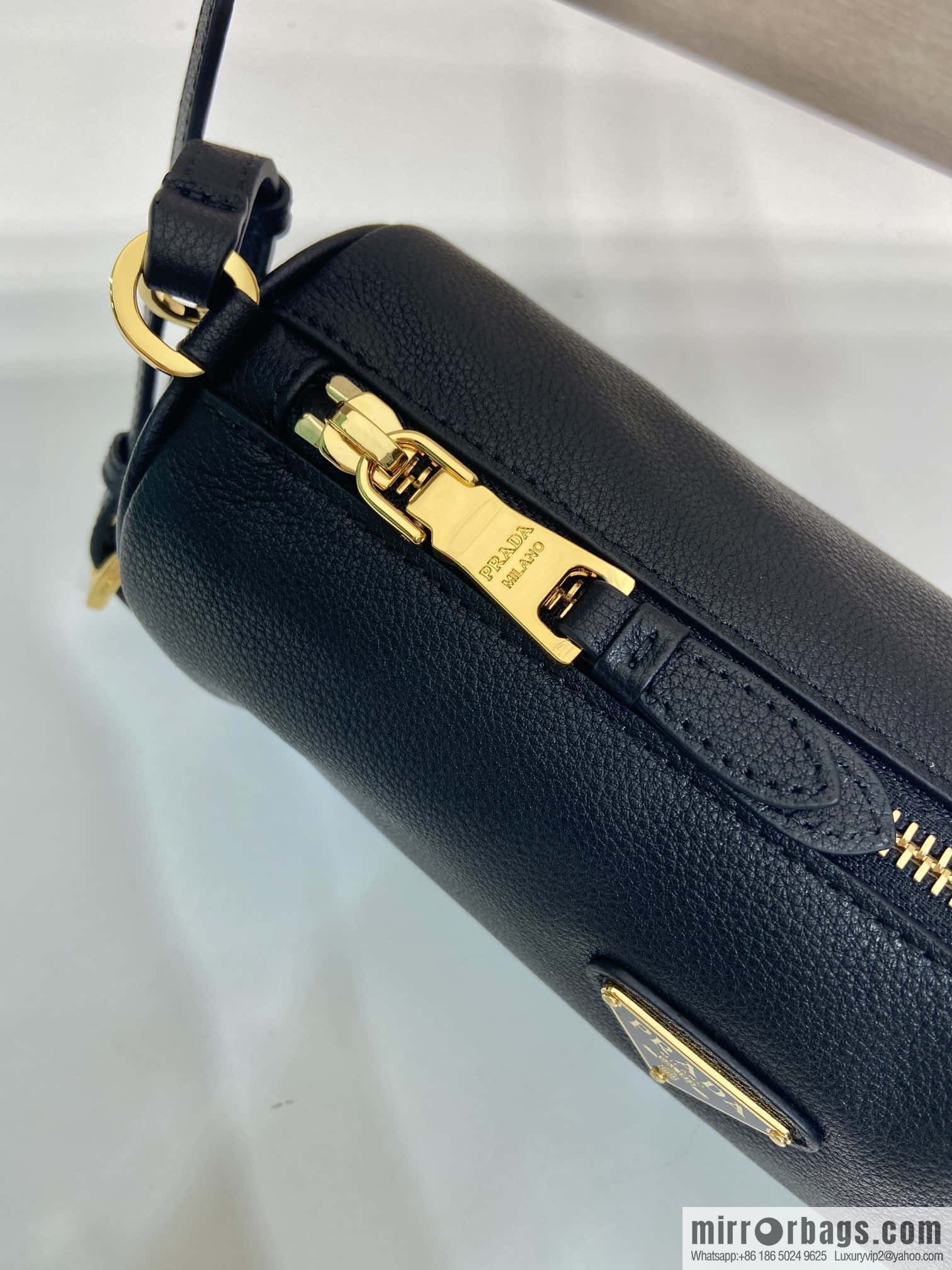 PRADA 🎉 new armpit bag 🎉 1NE058A calfskin/1BC239 🎉🎉 black