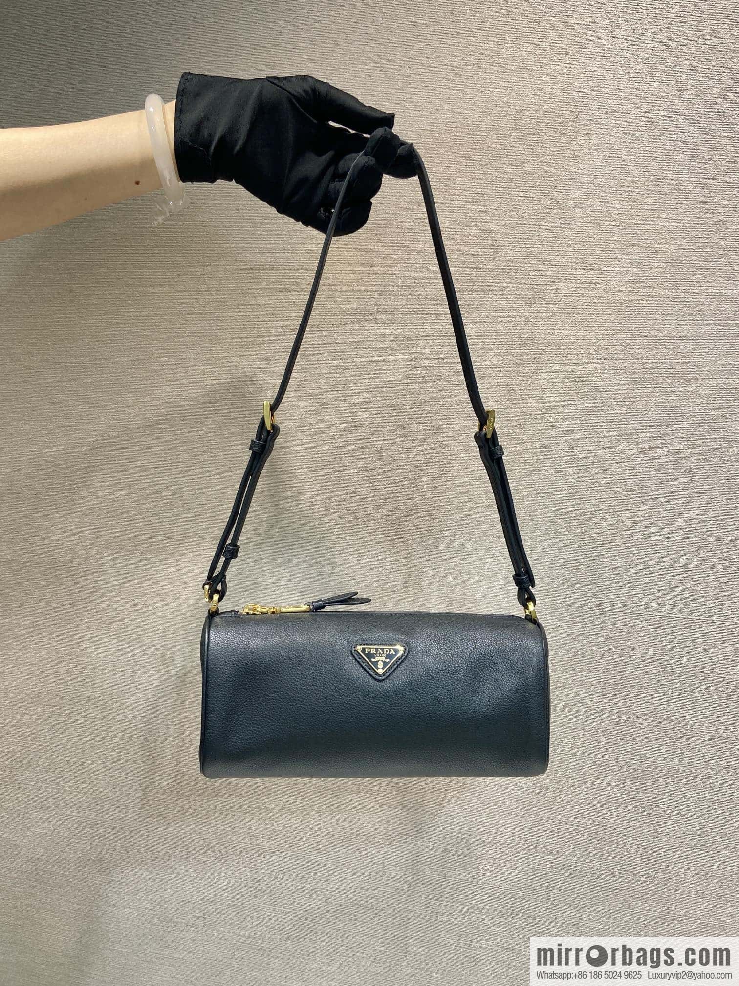 PRADA 🎉 new armpit bag 🎉 1NE058A calfskin/1BC239 🎉🎉 black