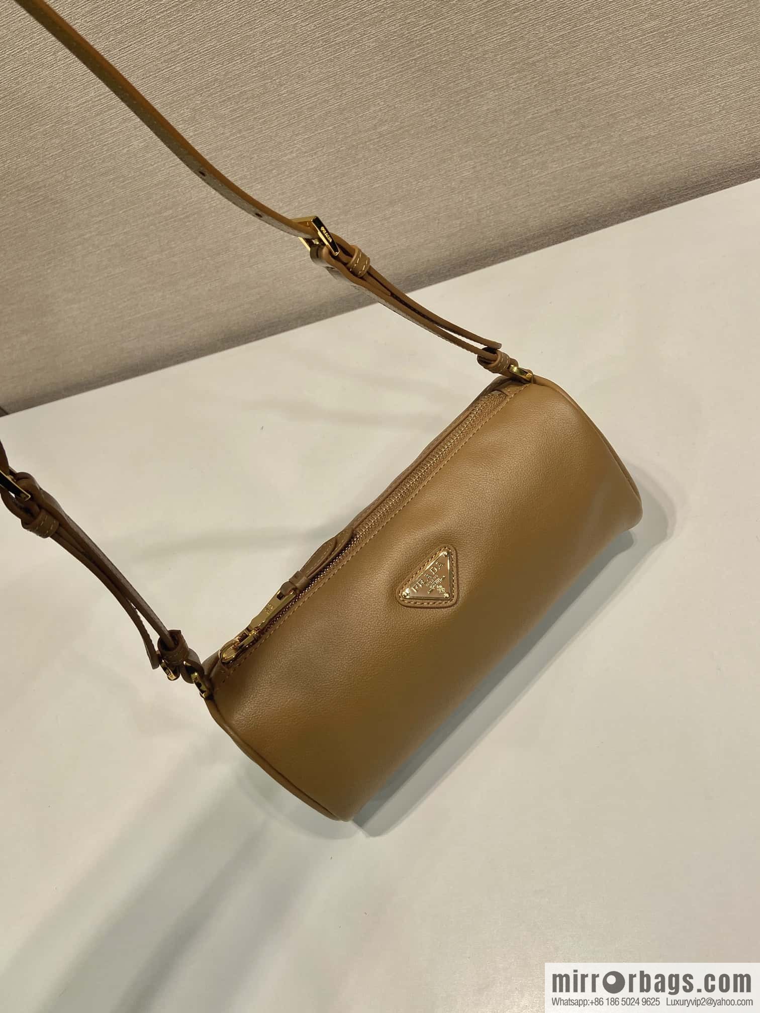PRADA 🎉 new armpit bag 🎉 1NE058A calfskin/1BC239 🎉🎉 brown