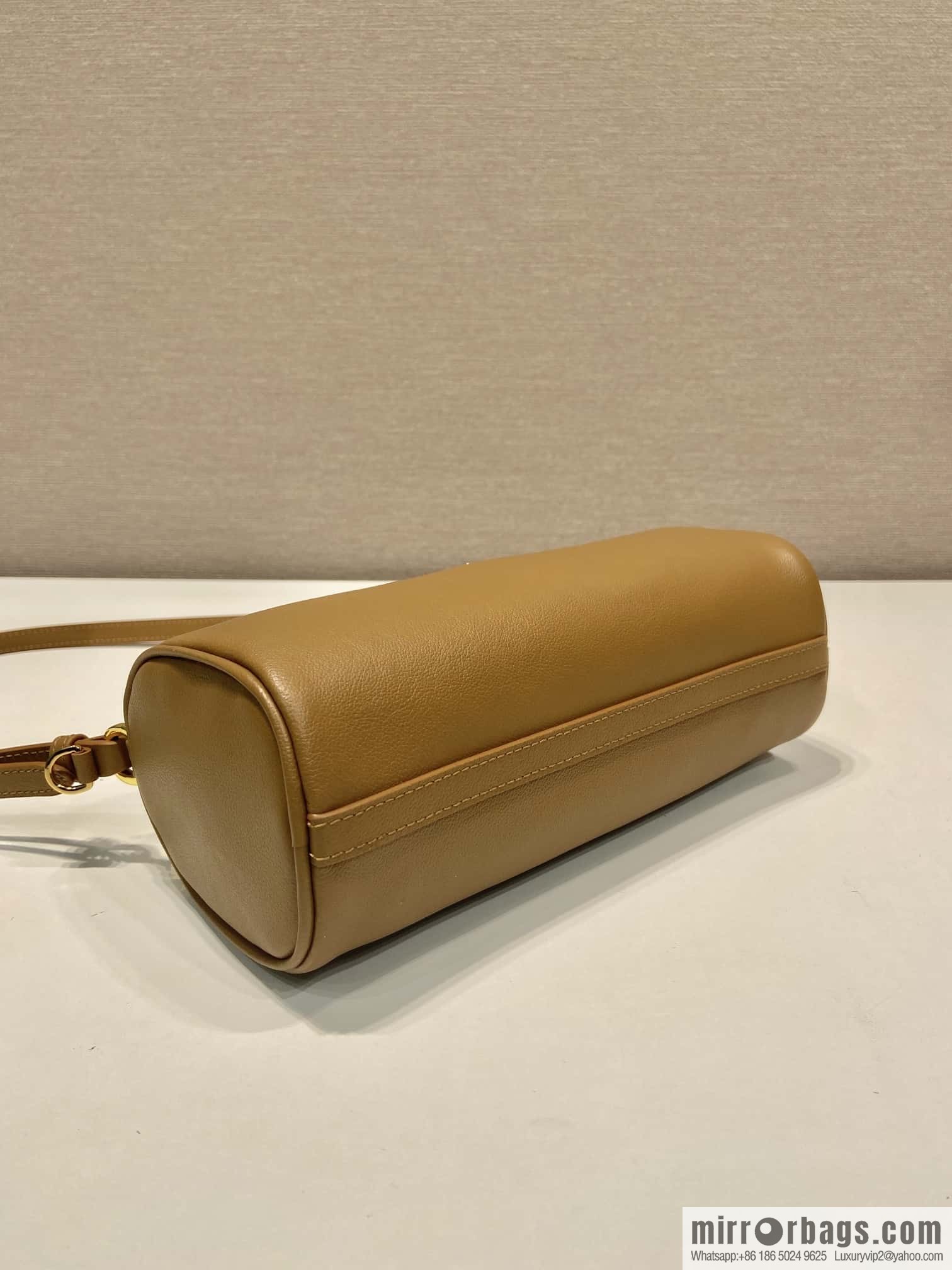 PRADA 🎉 new armpit bag 🎉 1NE058A calfskin/1BC239 🎉🎉 brown