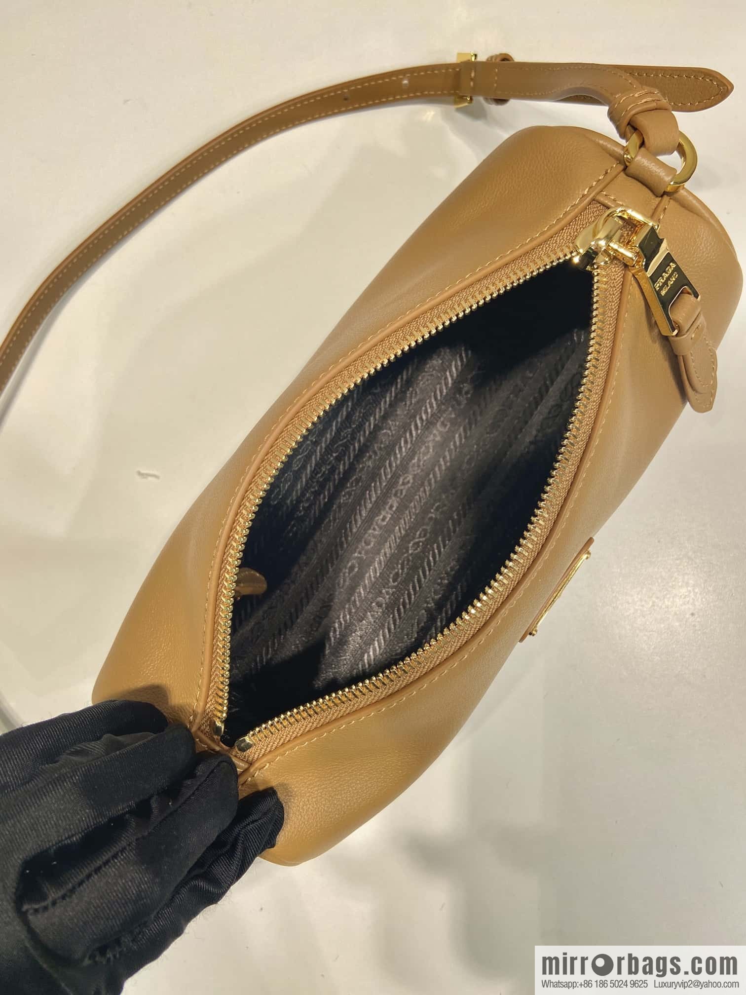 PRADA 🎉 new armpit bag 🎉 1NE058A calfskin/1BC239 🎉🎉 brown