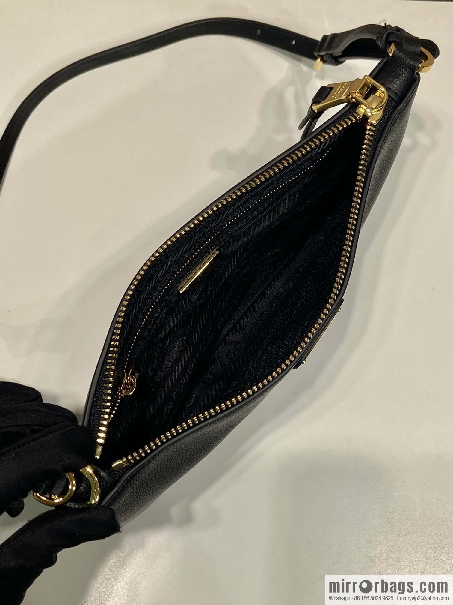 PRADA 🎉 new armpit bag 🎉 1NE545A calfskin/1BC238 🎉🎉 black