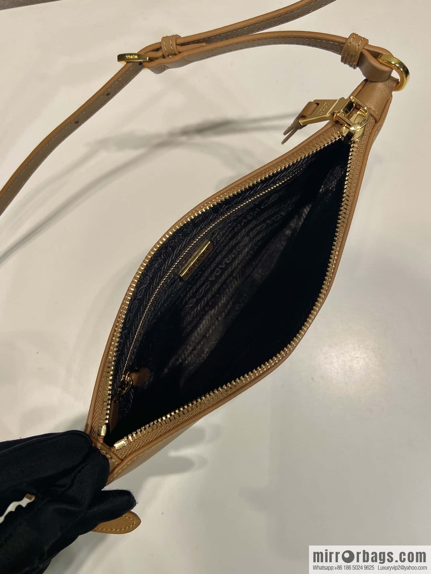 PRADA 🎉 new armpit bag 🎉 1NE545A calfskin/1BC238 🎉🎉 brown