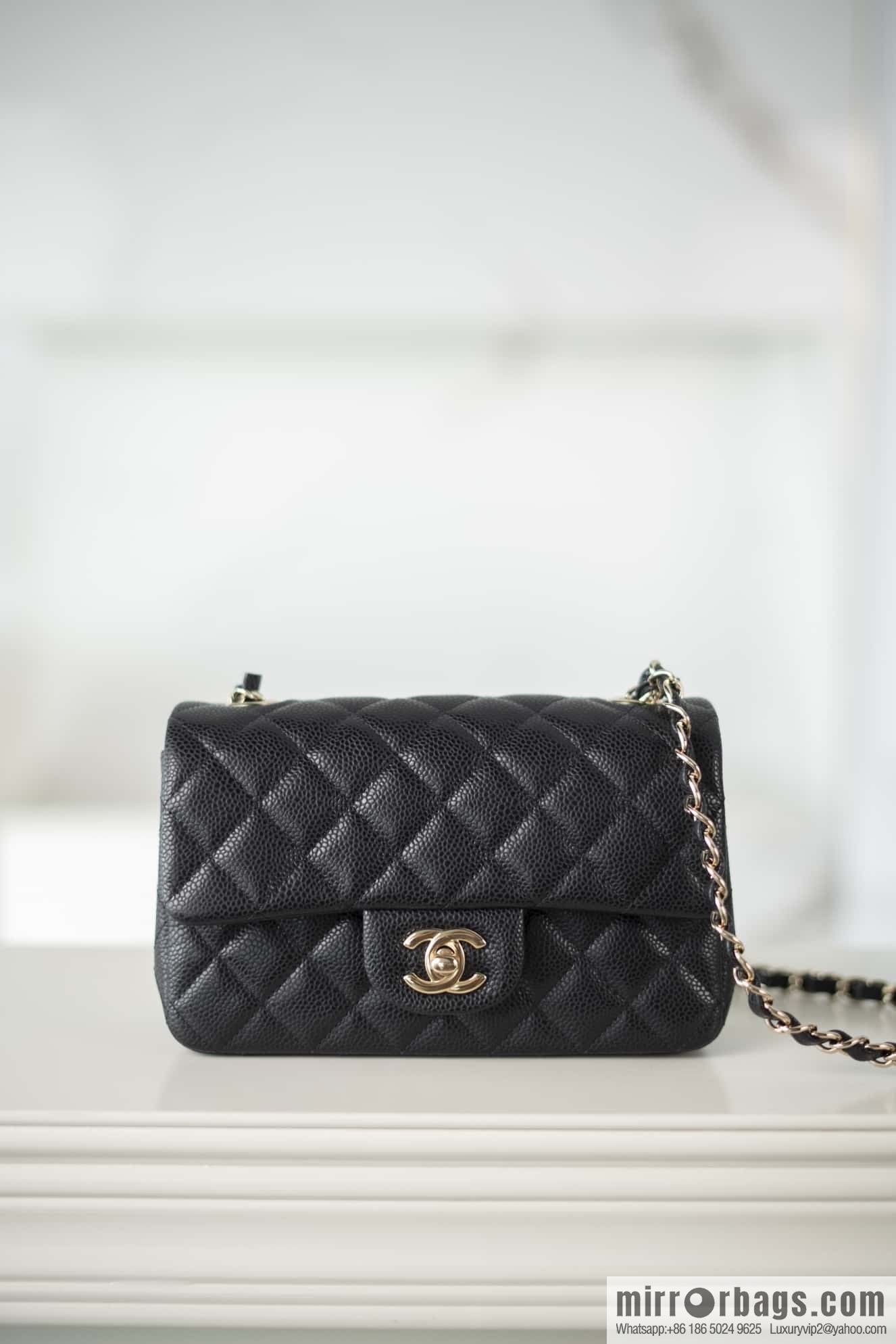 ℂ𝔽 𝗖𝗹𝗮𝘀𝘀𝗶𝗰 𝗙𝗹𝗮𝗽 | Lychee Black, Light Gold 🖤 A01116