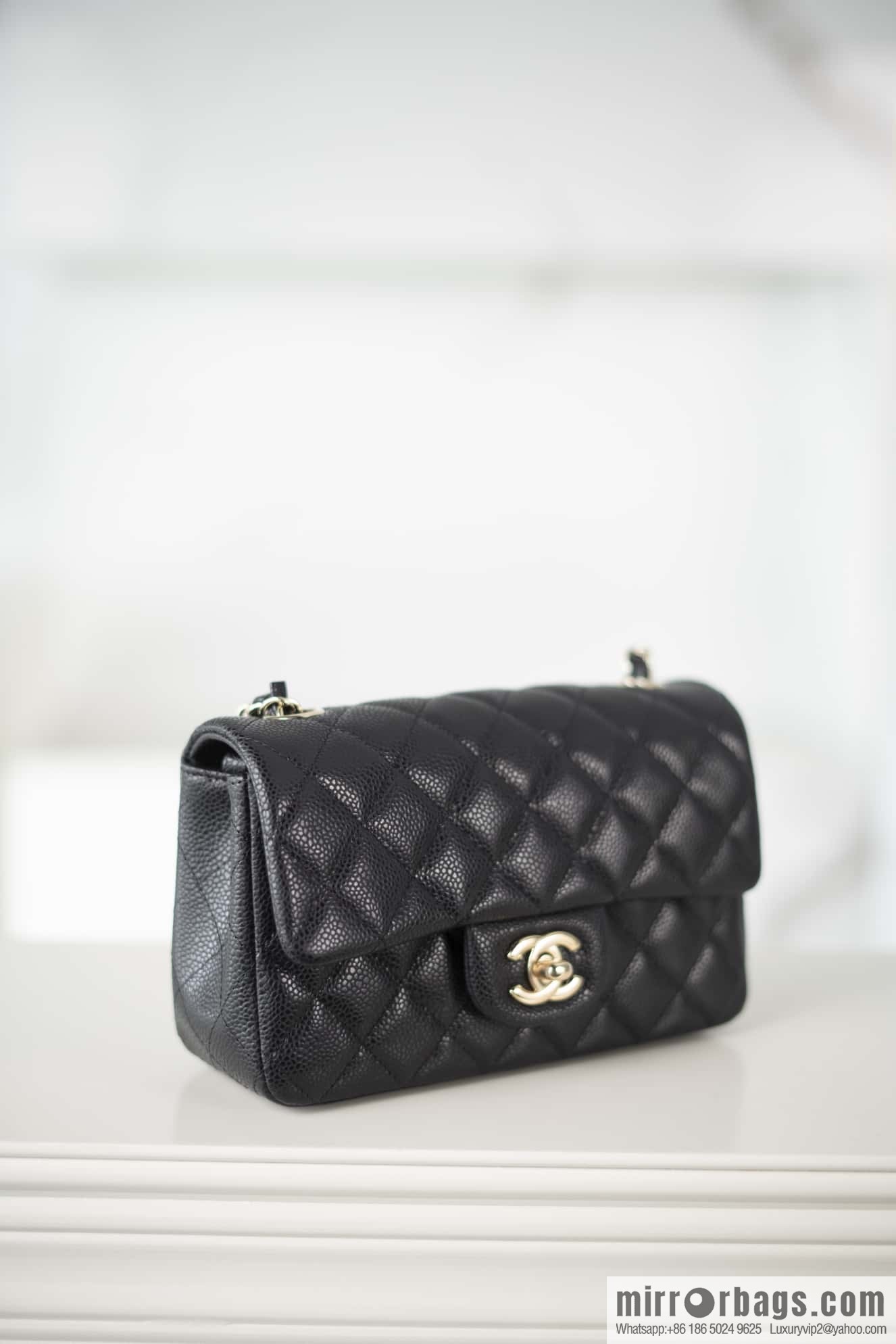 ℂ𝔽 𝗖𝗹𝗮𝘀𝘀𝗶𝗰 𝗙𝗹𝗮𝗽 | Lychee Black, Light Gold 🖤 A01116