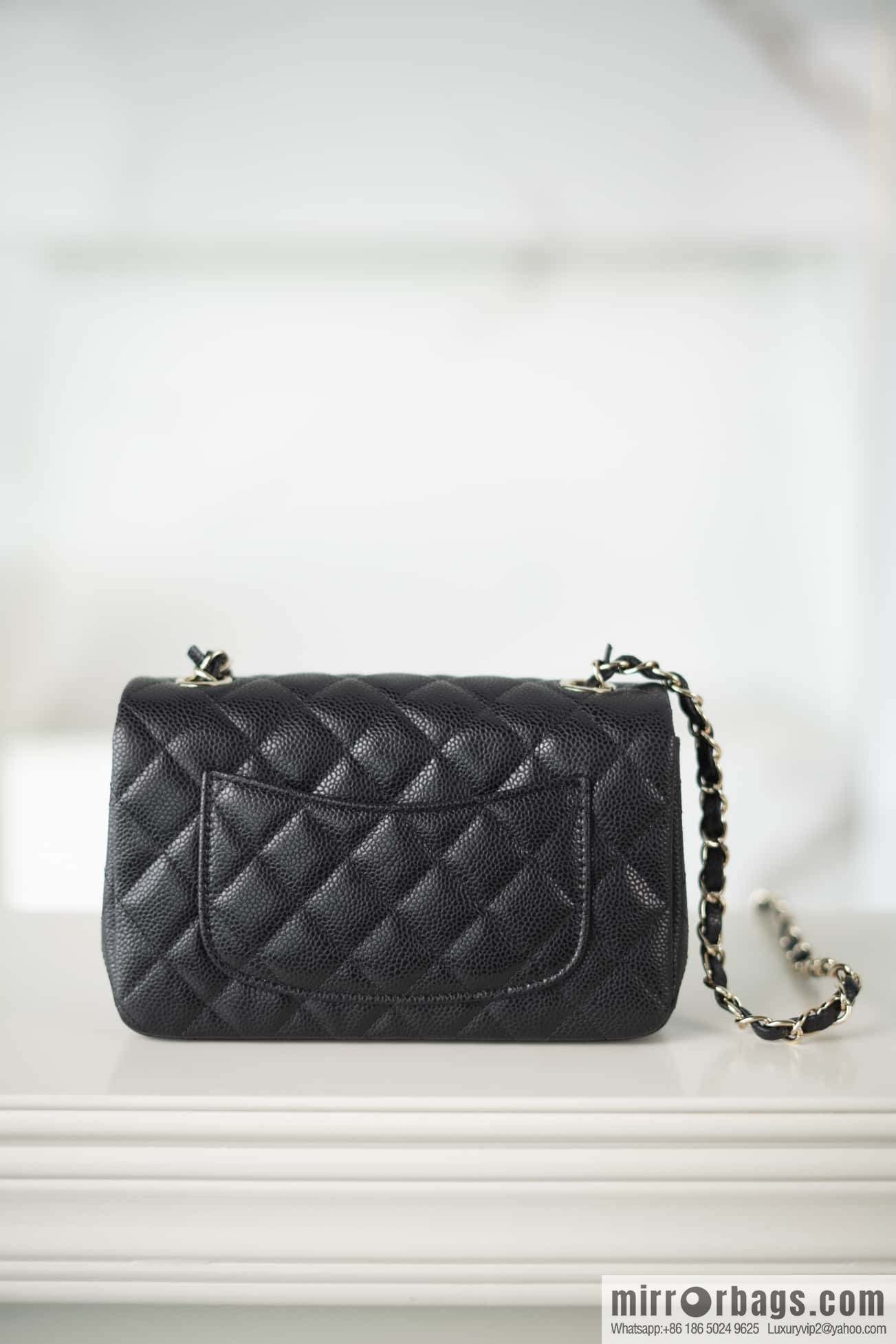 ℂ𝔽 𝗖𝗹𝗮𝘀𝘀𝗶𝗰 𝗙𝗹𝗮𝗽 | Lychee Black, Light Gold 🖤 A01116