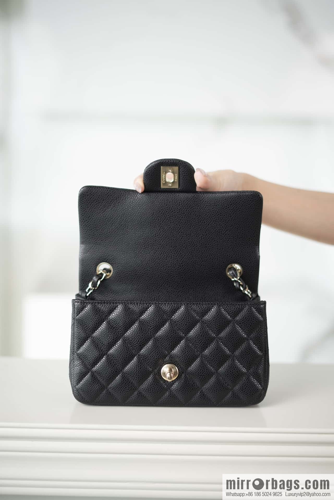 ℂ𝔽 𝗖𝗹𝗮𝘀𝘀𝗶𝗰 𝗙𝗹𝗮𝗽 | Lychee Black, Light Gold 🖤 A01116