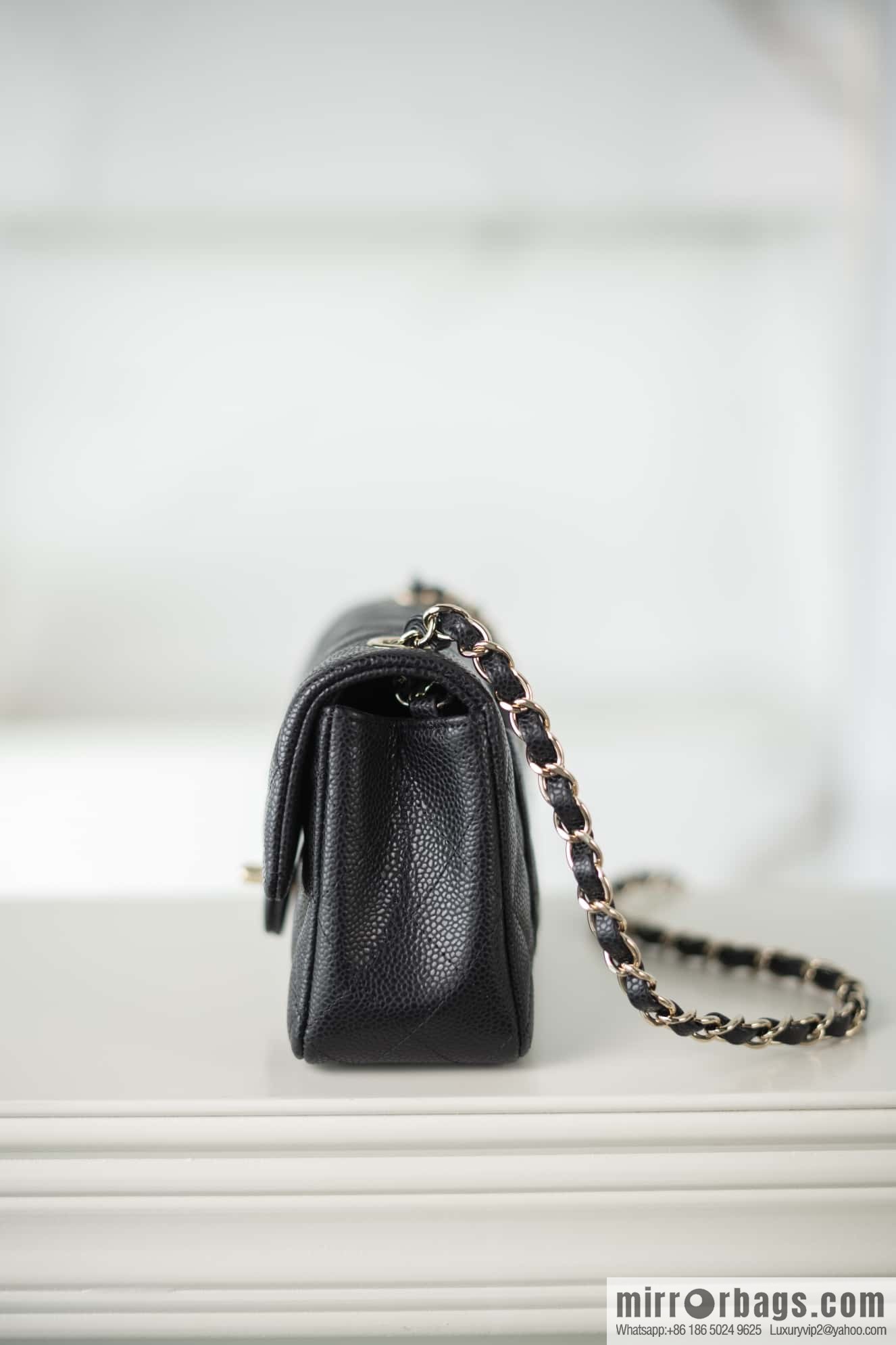 ℂ𝔽 𝗖𝗹𝗮𝘀𝘀𝗶𝗰 𝗙𝗹𝗮𝗽 | Lychee Black, Light Gold 🖤 A01116
