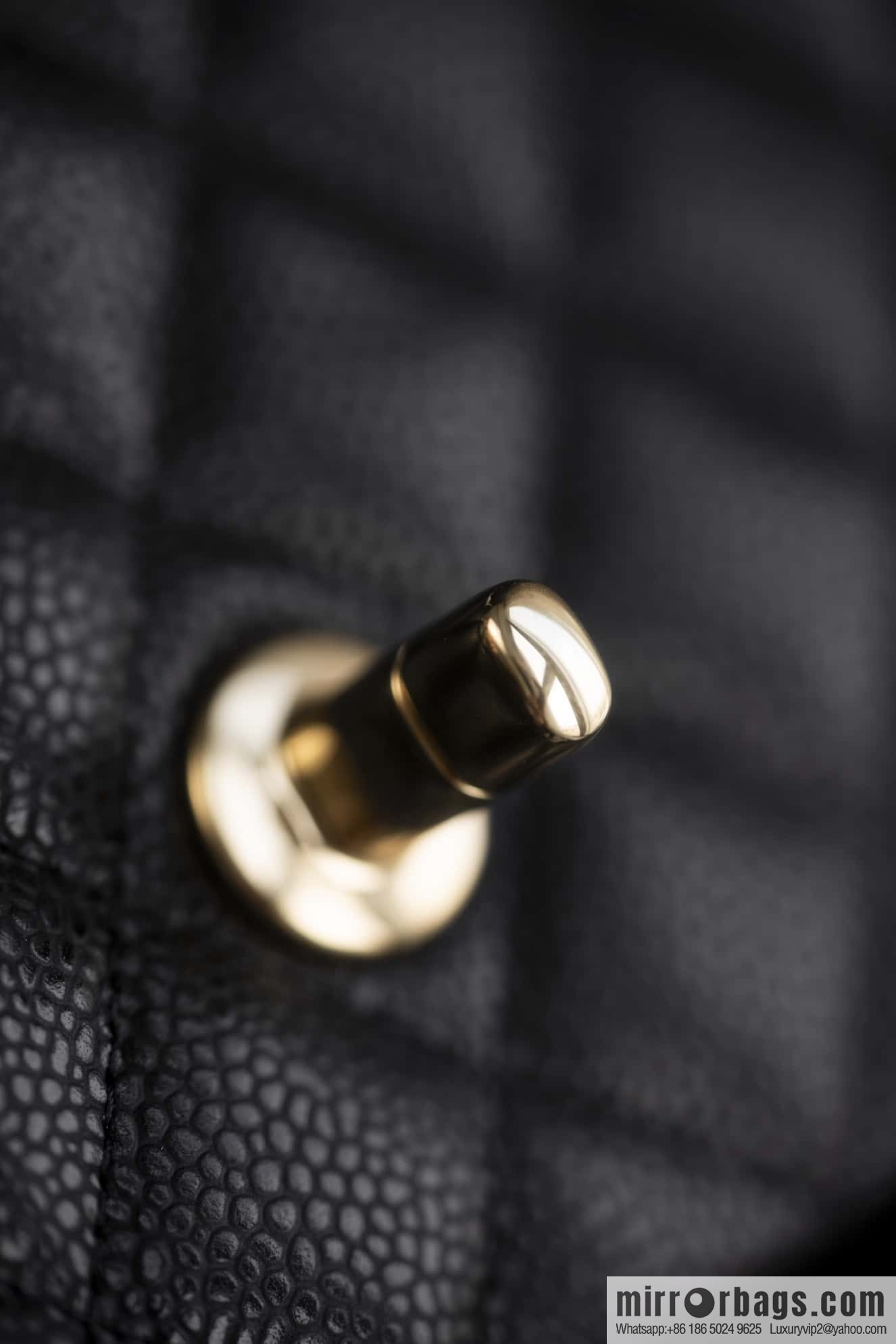ℂ𝔽 𝗖𝗹𝗮𝘀𝘀𝗶𝗰 𝗙𝗹𝗮𝗽 | Lychee Black, Light Gold 🖤 A01116
