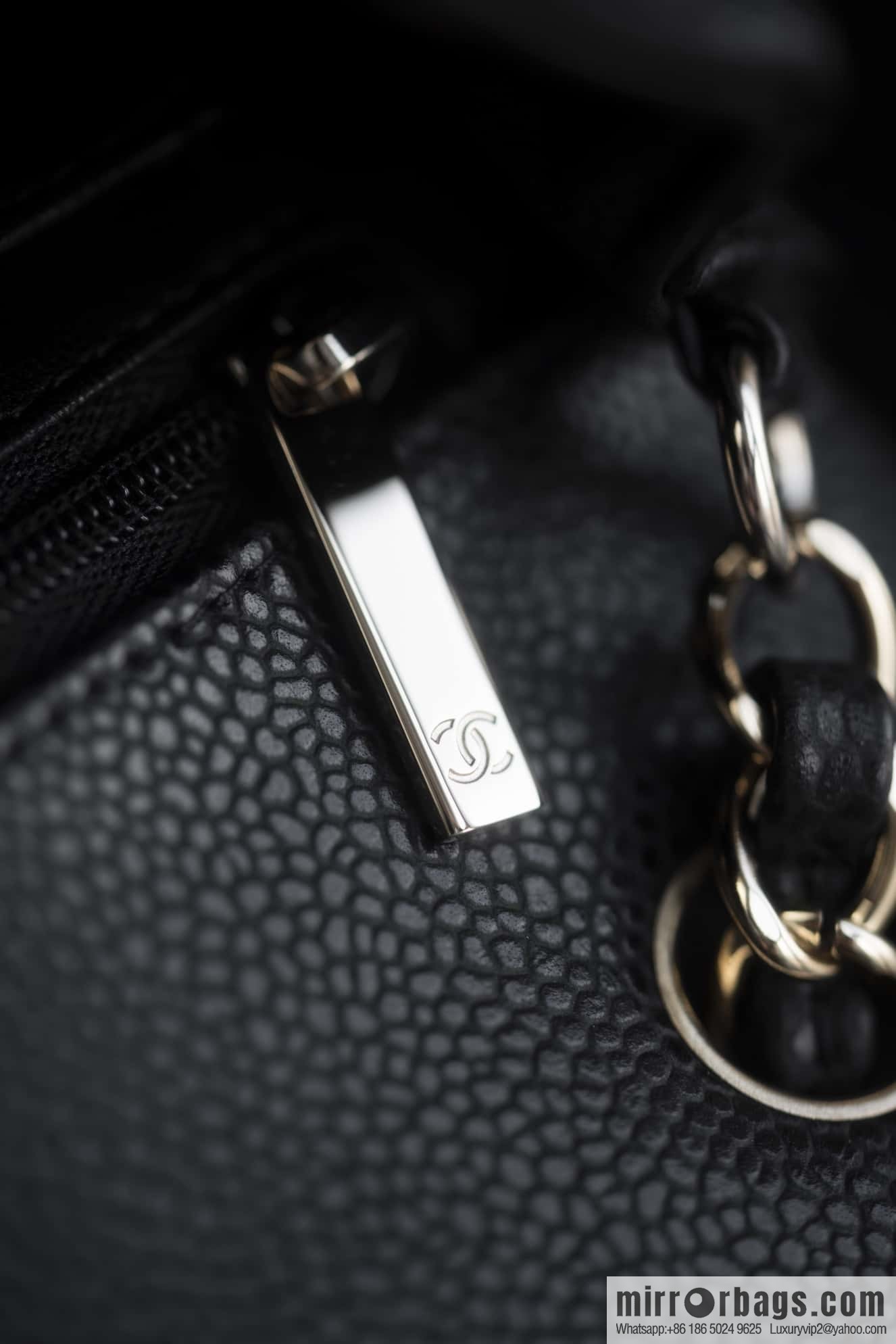 ℂ𝔽 𝗖𝗹𝗮𝘀𝘀𝗶𝗰 𝗙𝗹𝗮𝗽 | Lychee Black, Light Gold 🖤 A01116