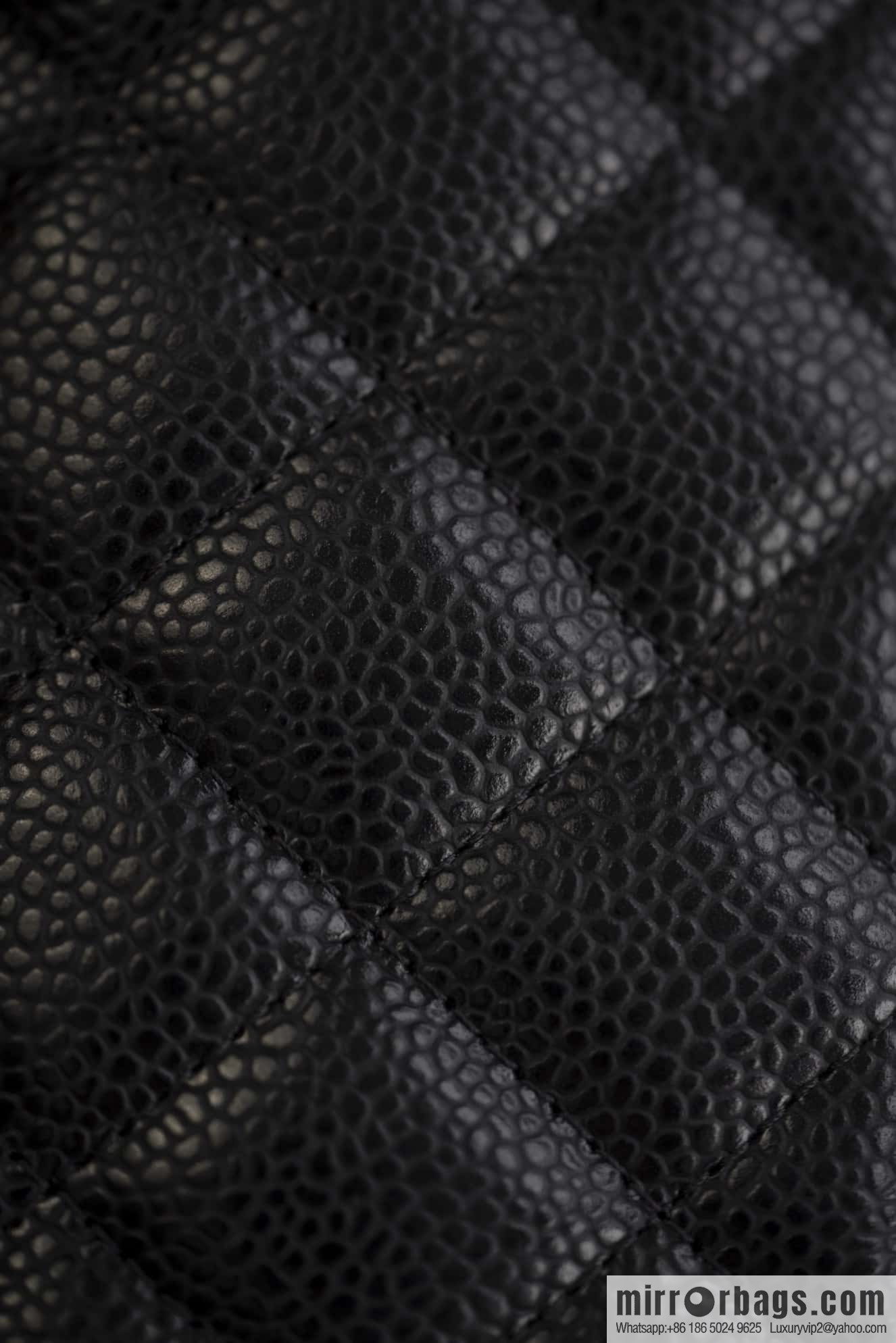 ℂ𝔽 𝗖𝗹𝗮𝘀𝘀𝗶𝗰 𝗙𝗹𝗮𝗽 | Lychee Black, Light Gold 🖤 A01116