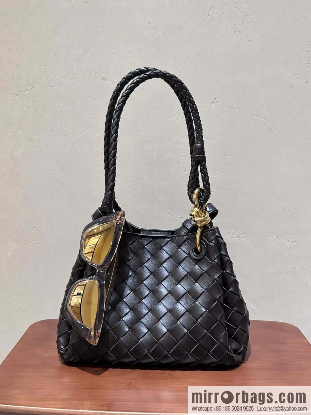 BV 𝙋𝙖𝙧𝙖𝙘𝙝𝙪𝙩𝙚 small, chocolate brown 796569