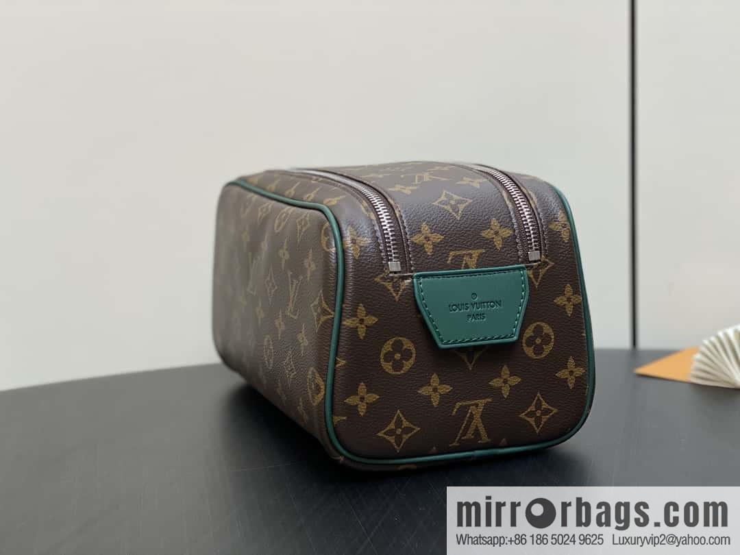 [Boutique‑grade] M12639 presbyopia green, toilet bag series DOPP KIT toilet bag