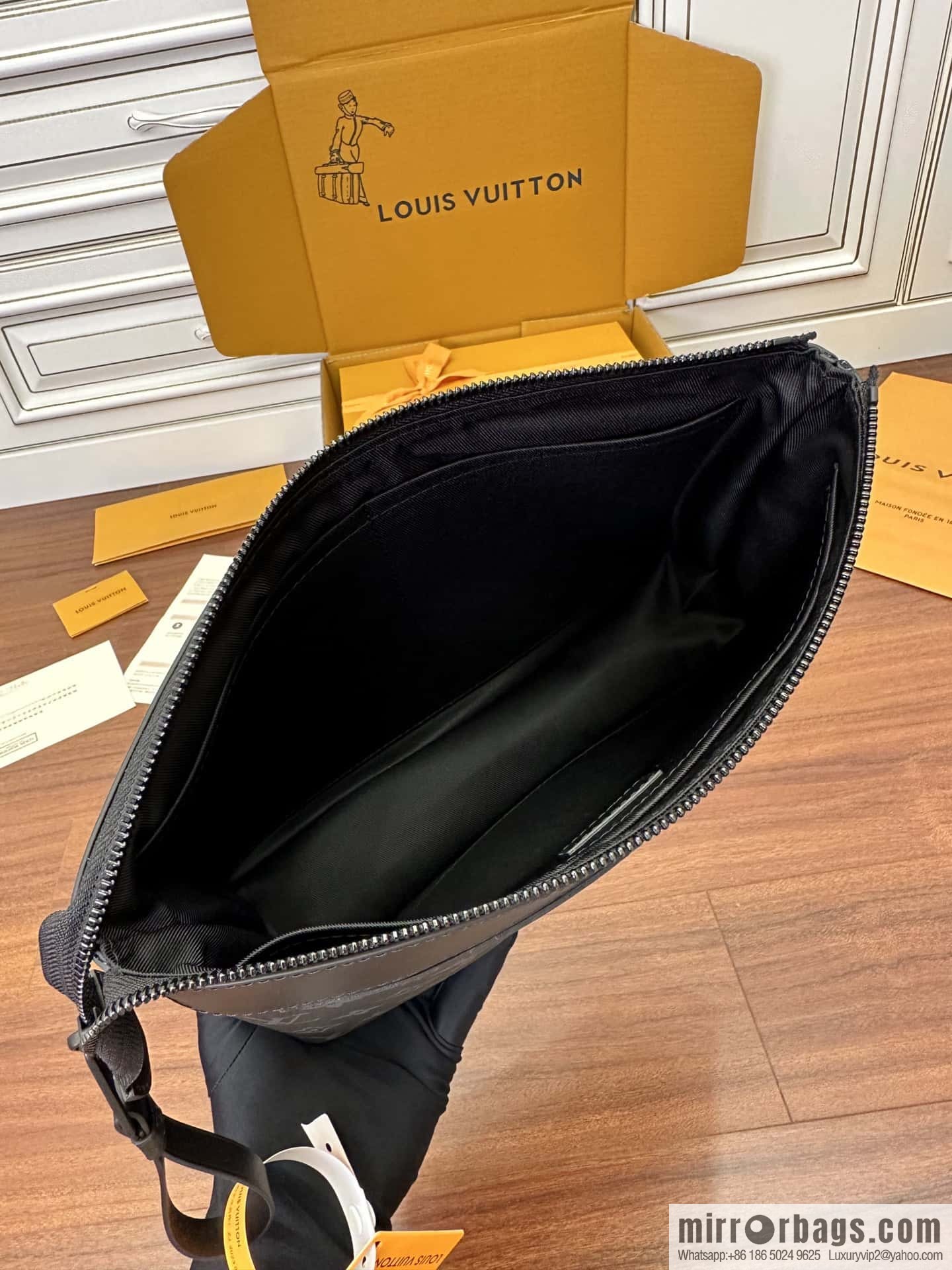 LV M82543 POCHETTE VOYAGE SOUPLE clutch