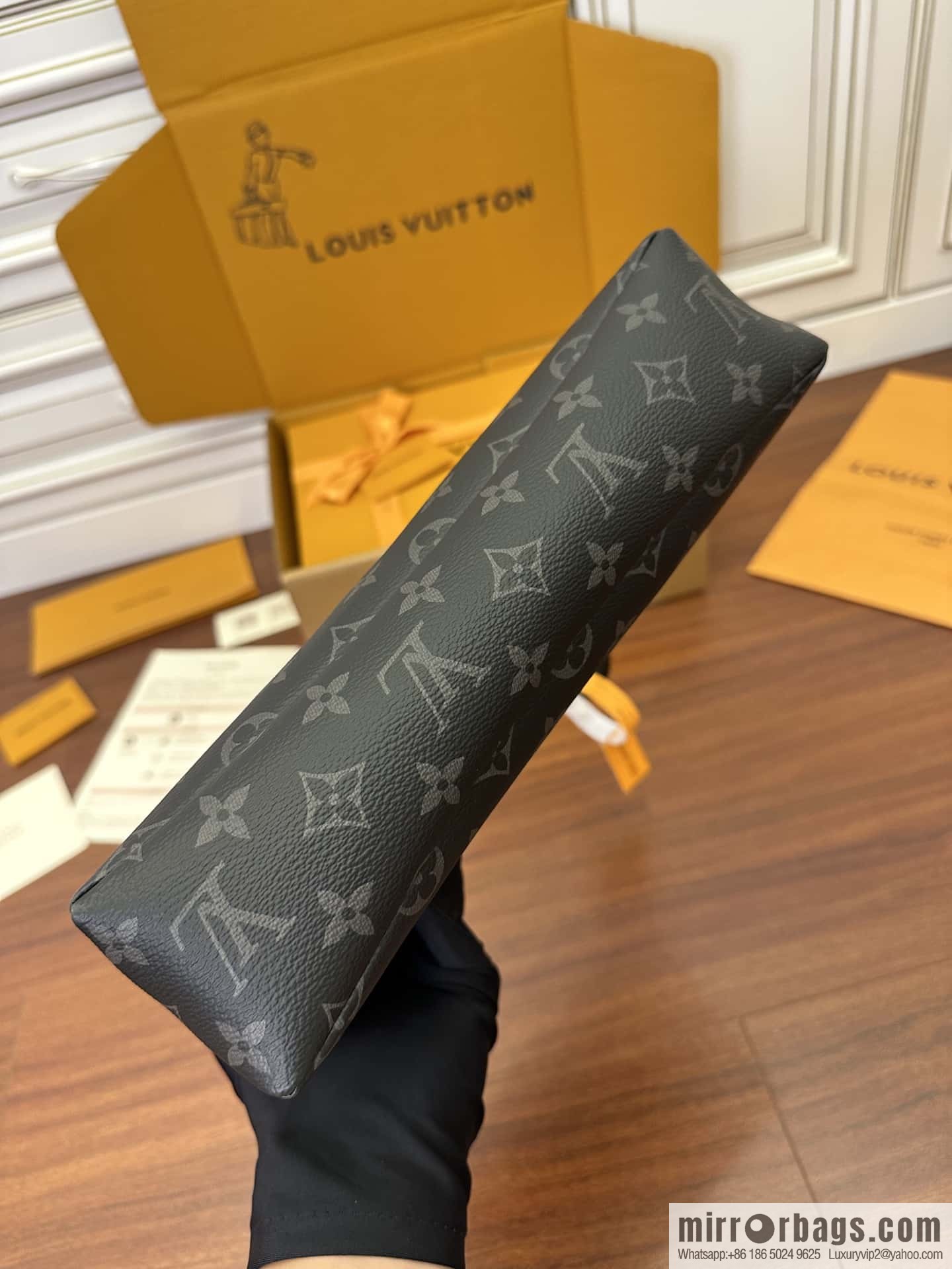 LV M82543 POCHETTE VOYAGE SOUPLE clutch