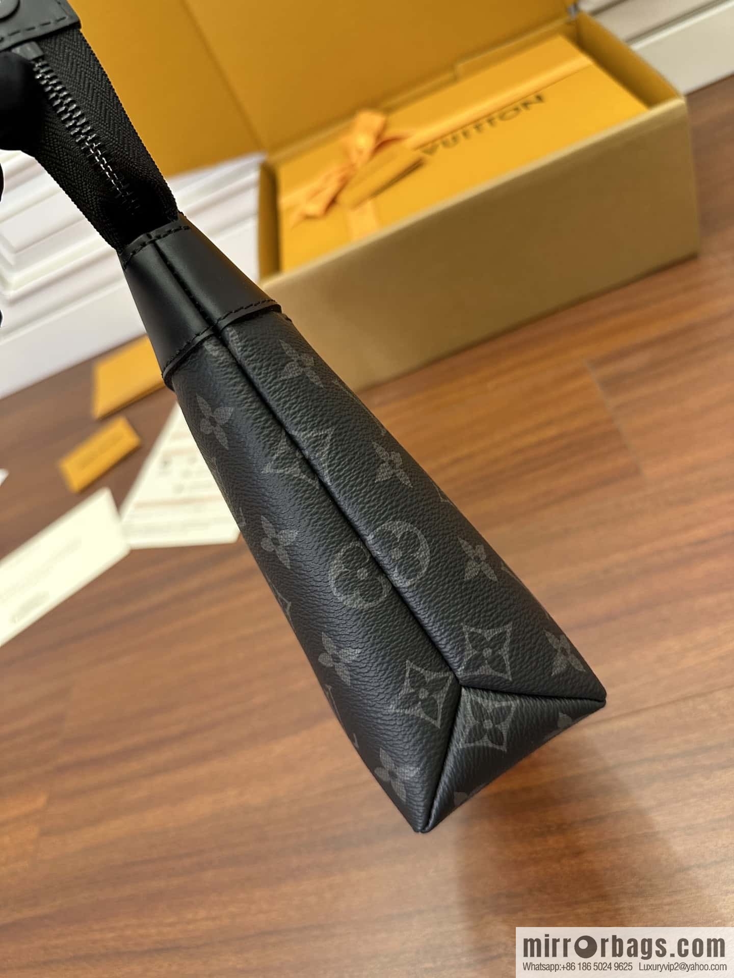 LV M82543 POCHETTE VOYAGE SOUPLE clutch