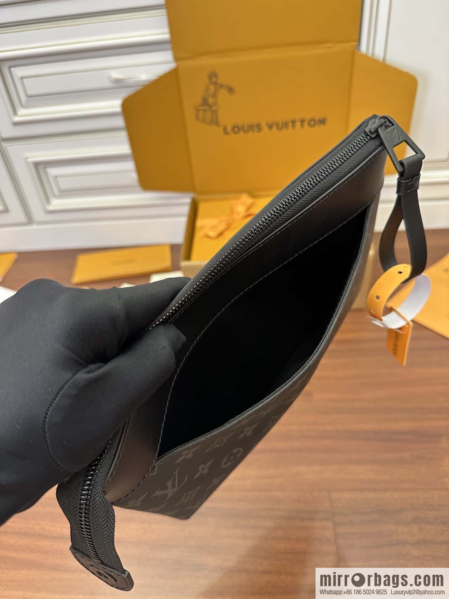 LV M82543 POCHETTE VOYAGE SOUPLE clutch
