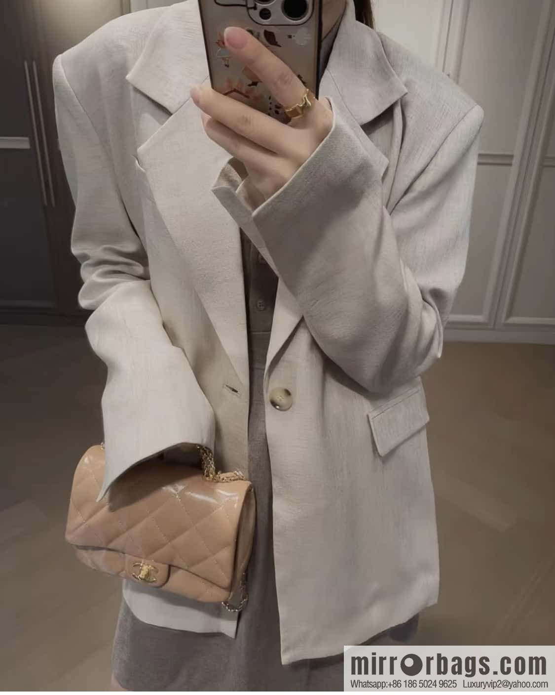 𝐂𝐡𝐚𝐧𝐞𝐥 𝟐𝟒𝐛 twist handle, oil wax skin Small milk tea color 🧋 AS5032