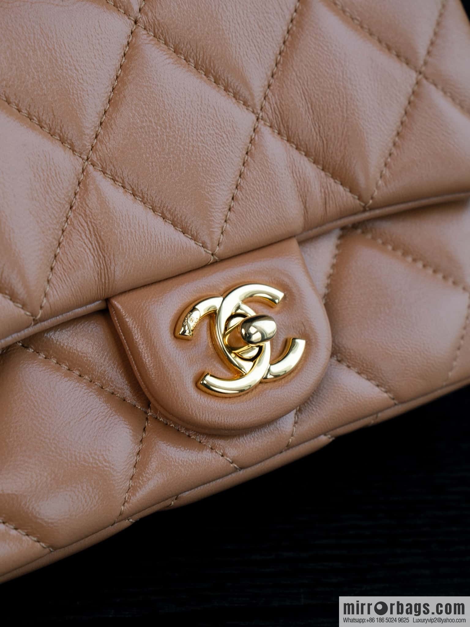 𝐂𝐡𝐚𝐧𝐞𝐥 𝟐𝟒𝐛 twist handle, oil wax skin Small milk tea color 🧋 AS5032
