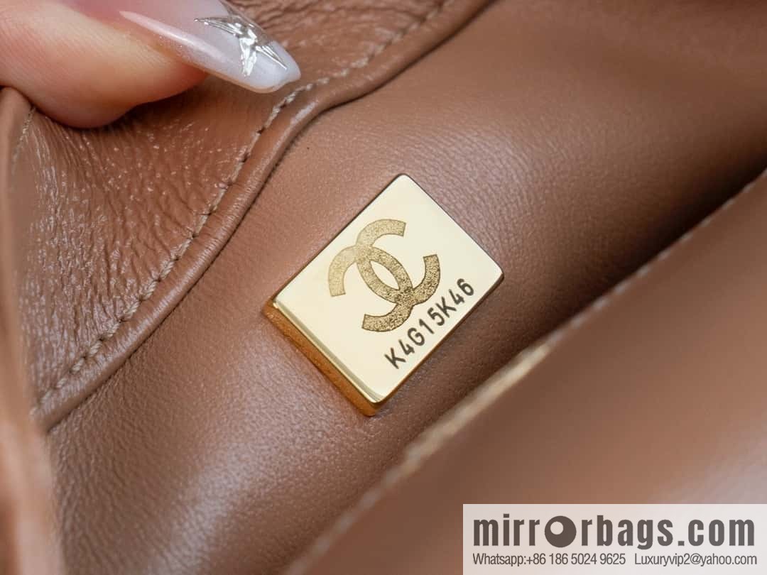 𝐂𝐡𝐚𝐧𝐞𝐥 𝟐𝟒𝐛 twist handle, oil wax skin Small milk tea color 🧋 AS5032
