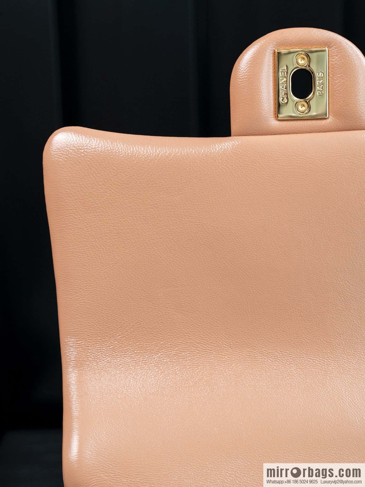 𝐂𝐡𝐚𝐧𝐞𝐥 𝟐𝟒𝐛 twist handle, oil wax skin Small milk tea color 🧋 AS5032