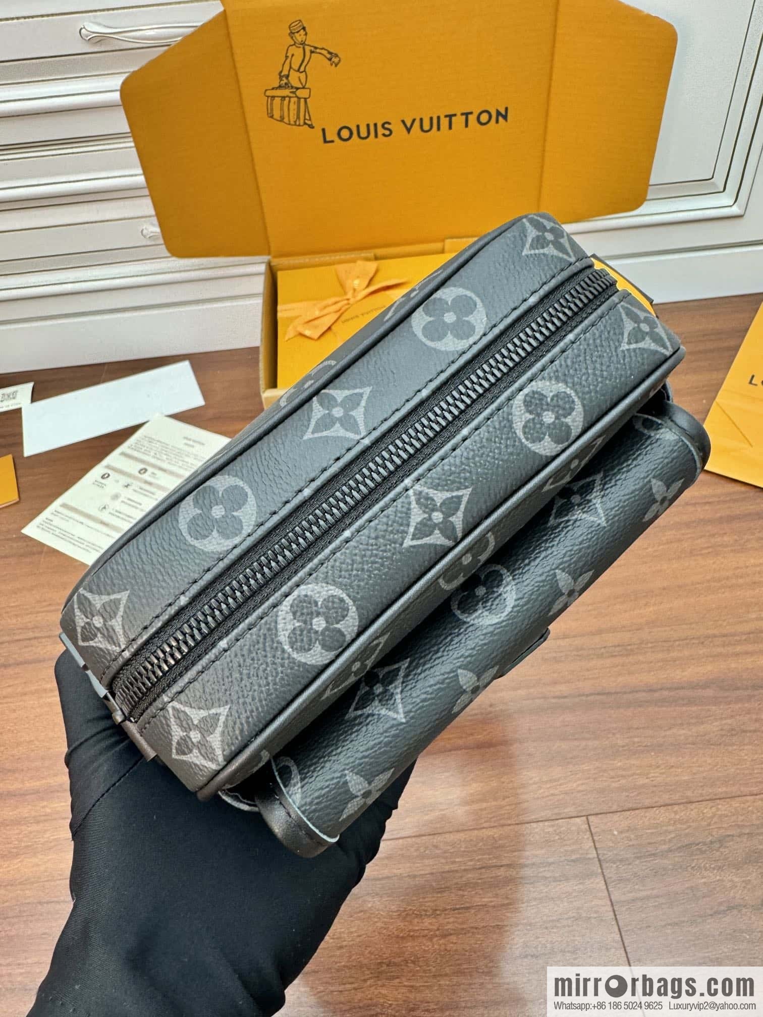 LV M12518 Getaway Messenger