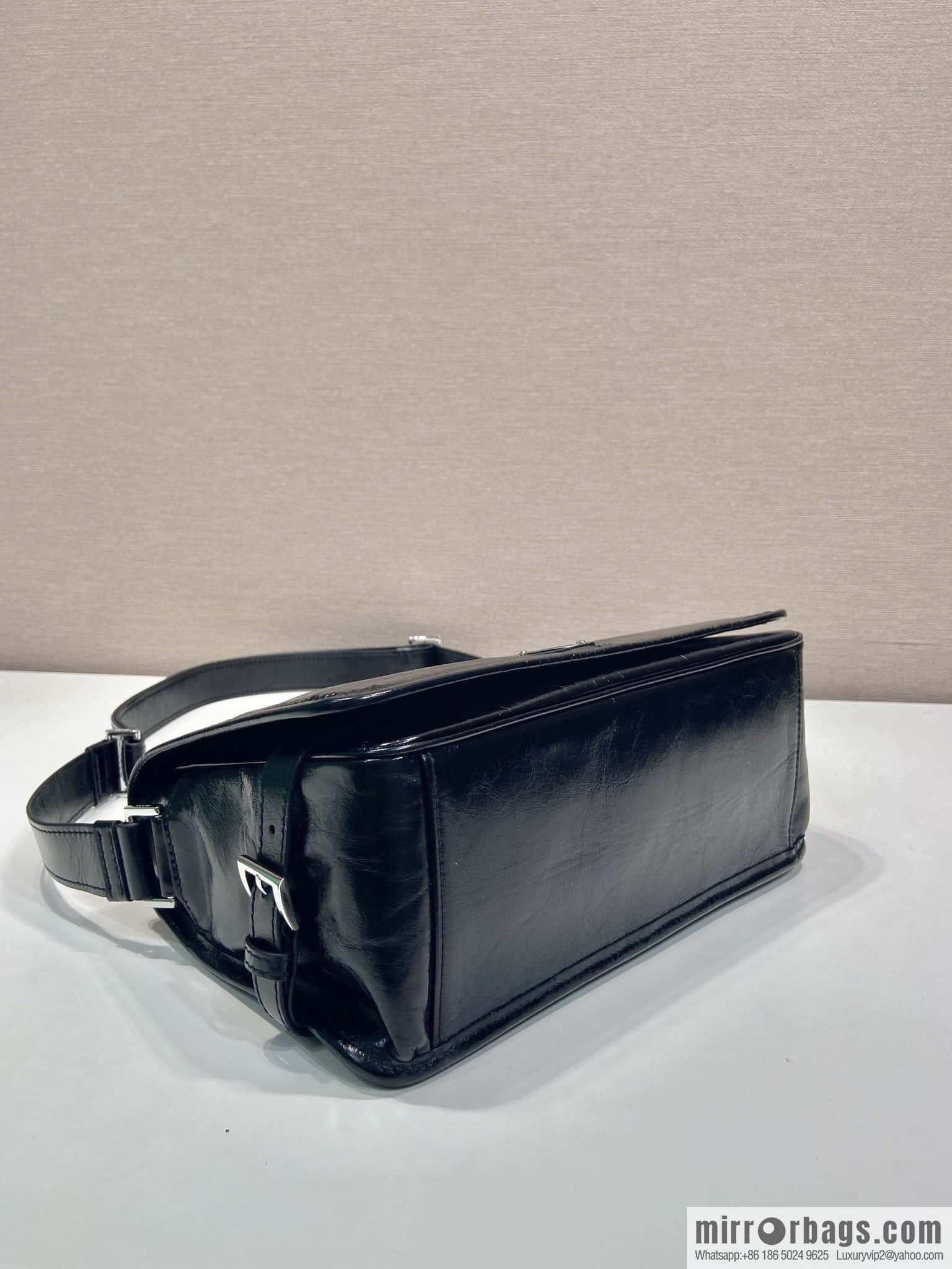 PRADA 🎉 new oil wax bag 🎉 2VD073 messenger bag🎉🎉