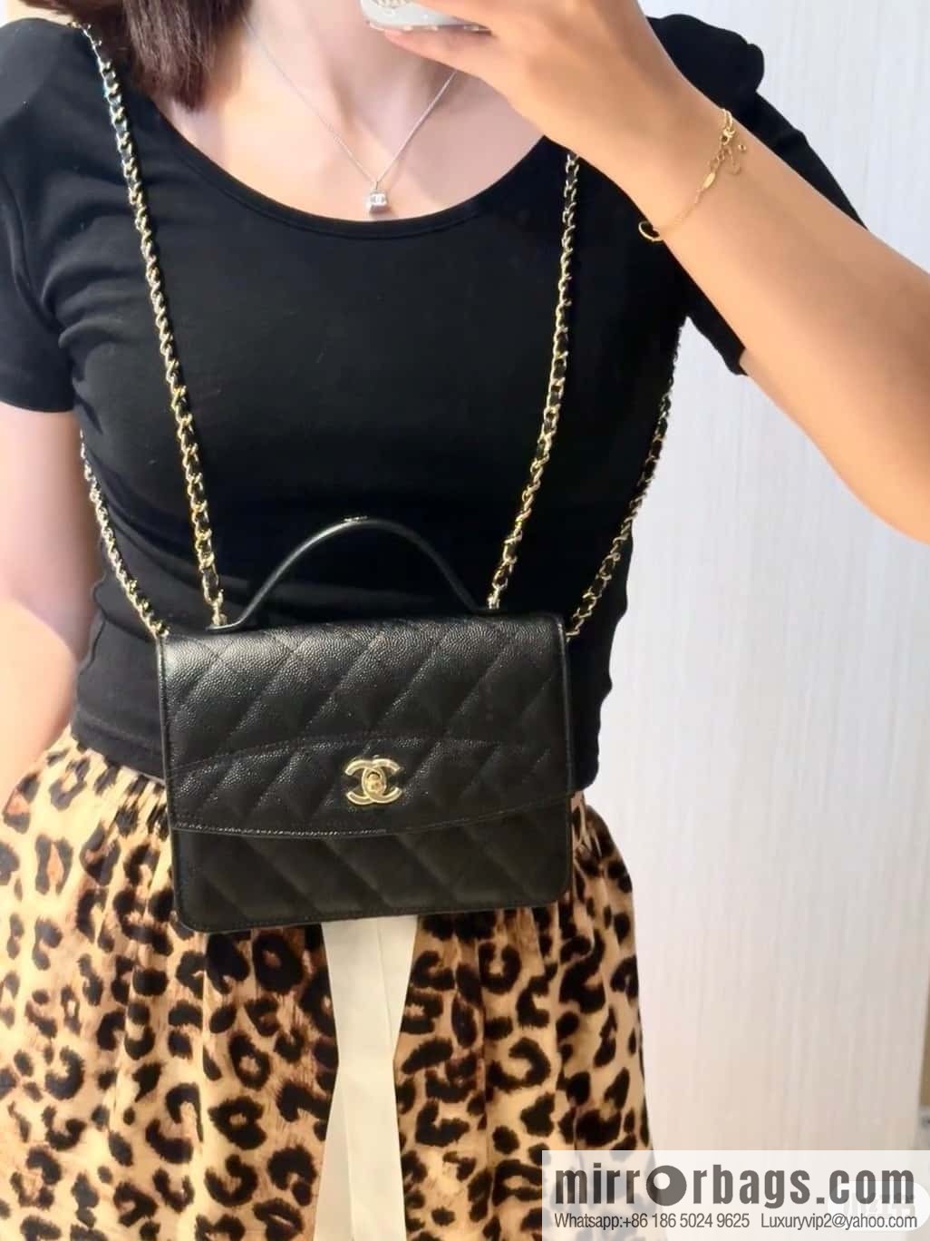 𝐂𝐡𝐚𝐧𝐞𝐥 𝟐𝟓𝐜 mini backpack, black gold 🖤 AP4406