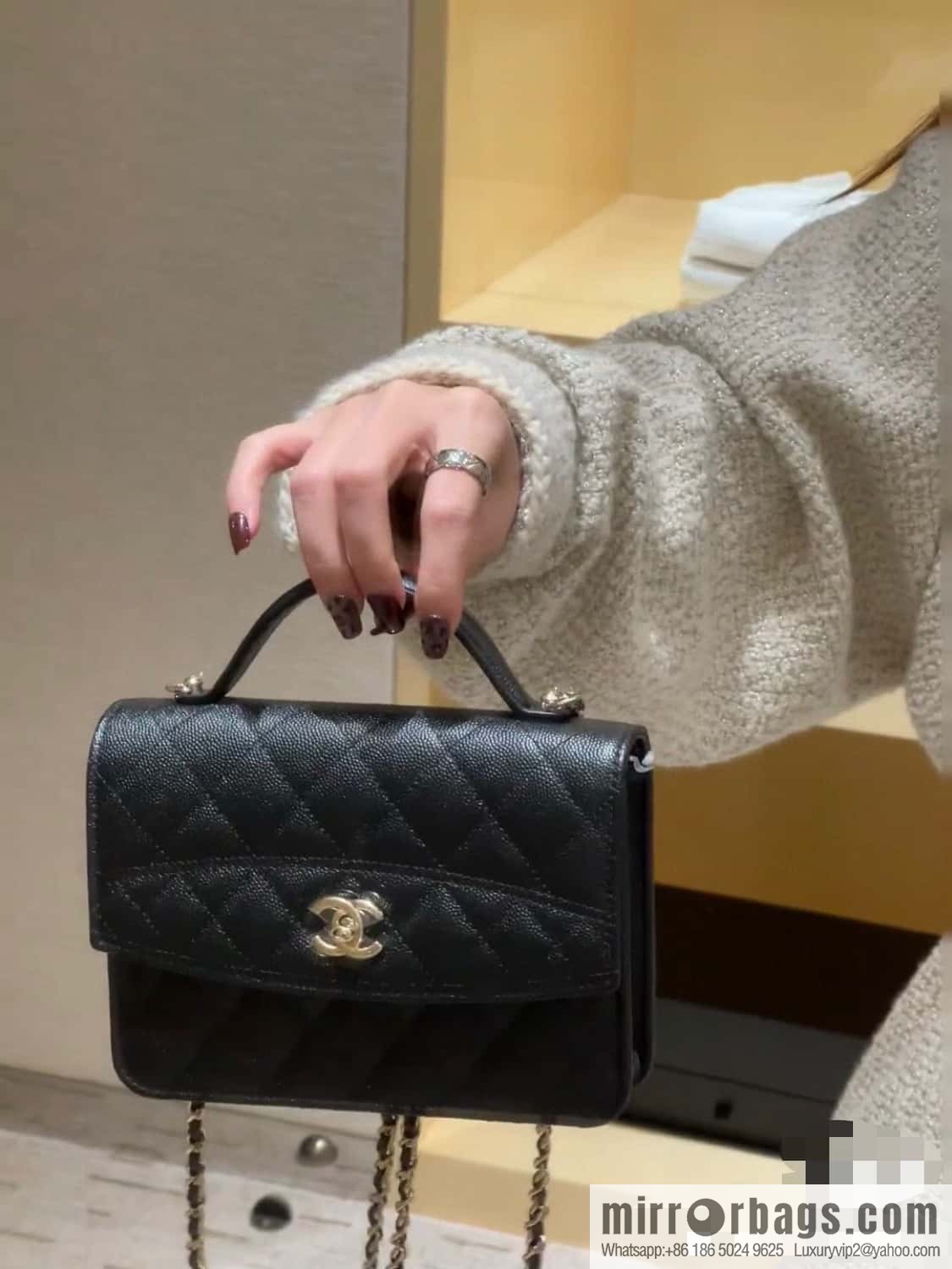 𝐂𝐡𝐚𝐧𝐞𝐥 𝟐𝟓𝐜 mini backpack, black gold 🖤 AP4406