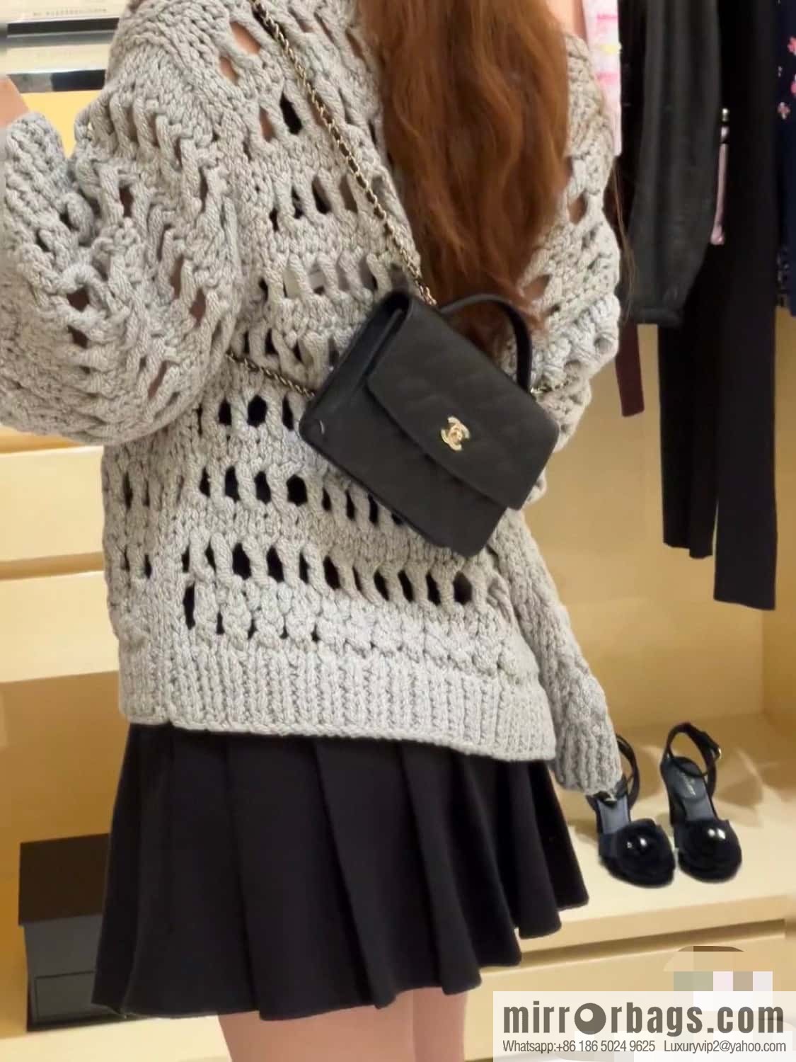 𝐂𝐡𝐚𝐧𝐞𝐥 𝟐𝟓𝐜 mini backpack, black gold 🖤 AP4406