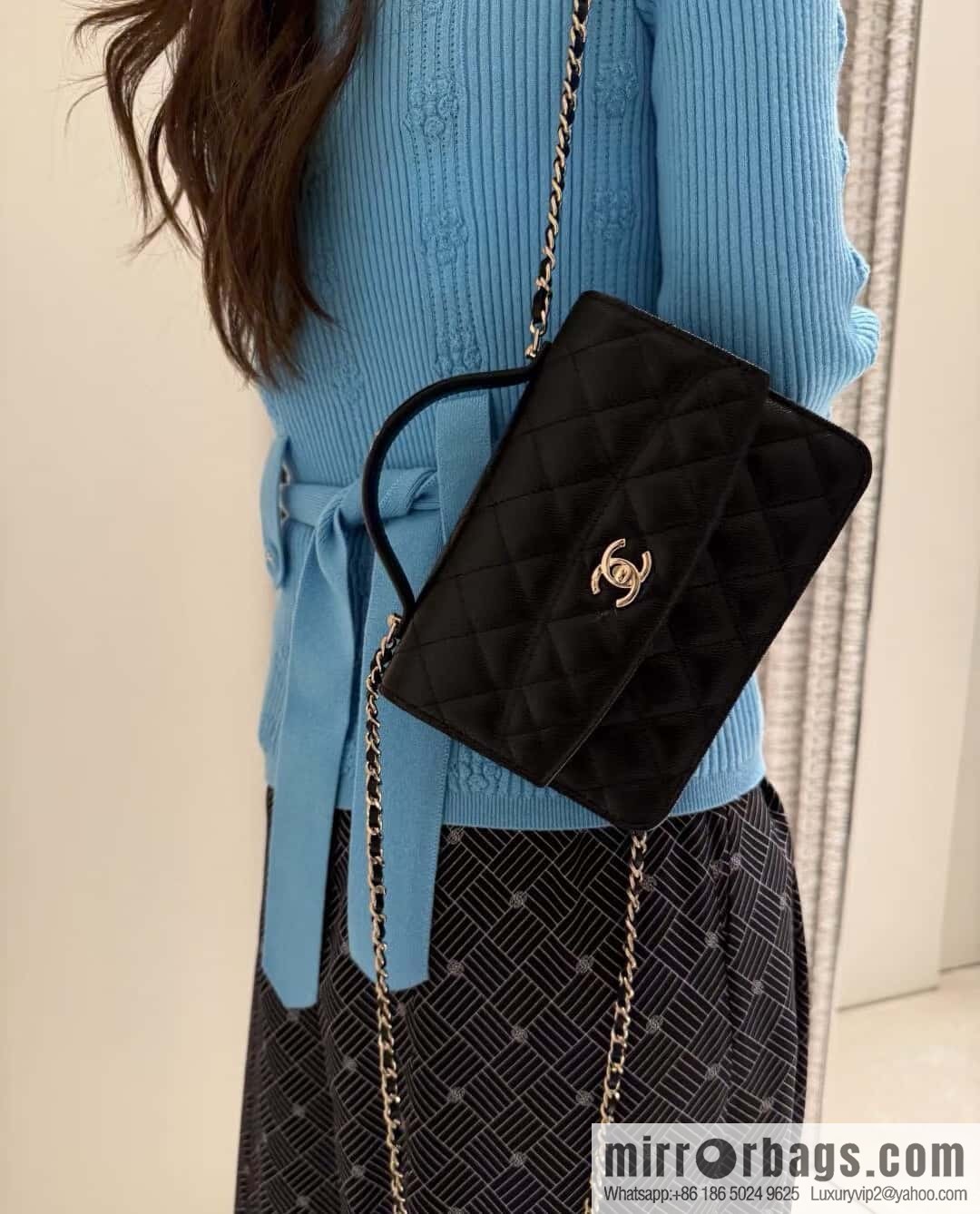 𝐂𝐡𝐚𝐧𝐞𝐥 𝟐𝟓𝐜 mini backpack, black gold 🖤 AP4406