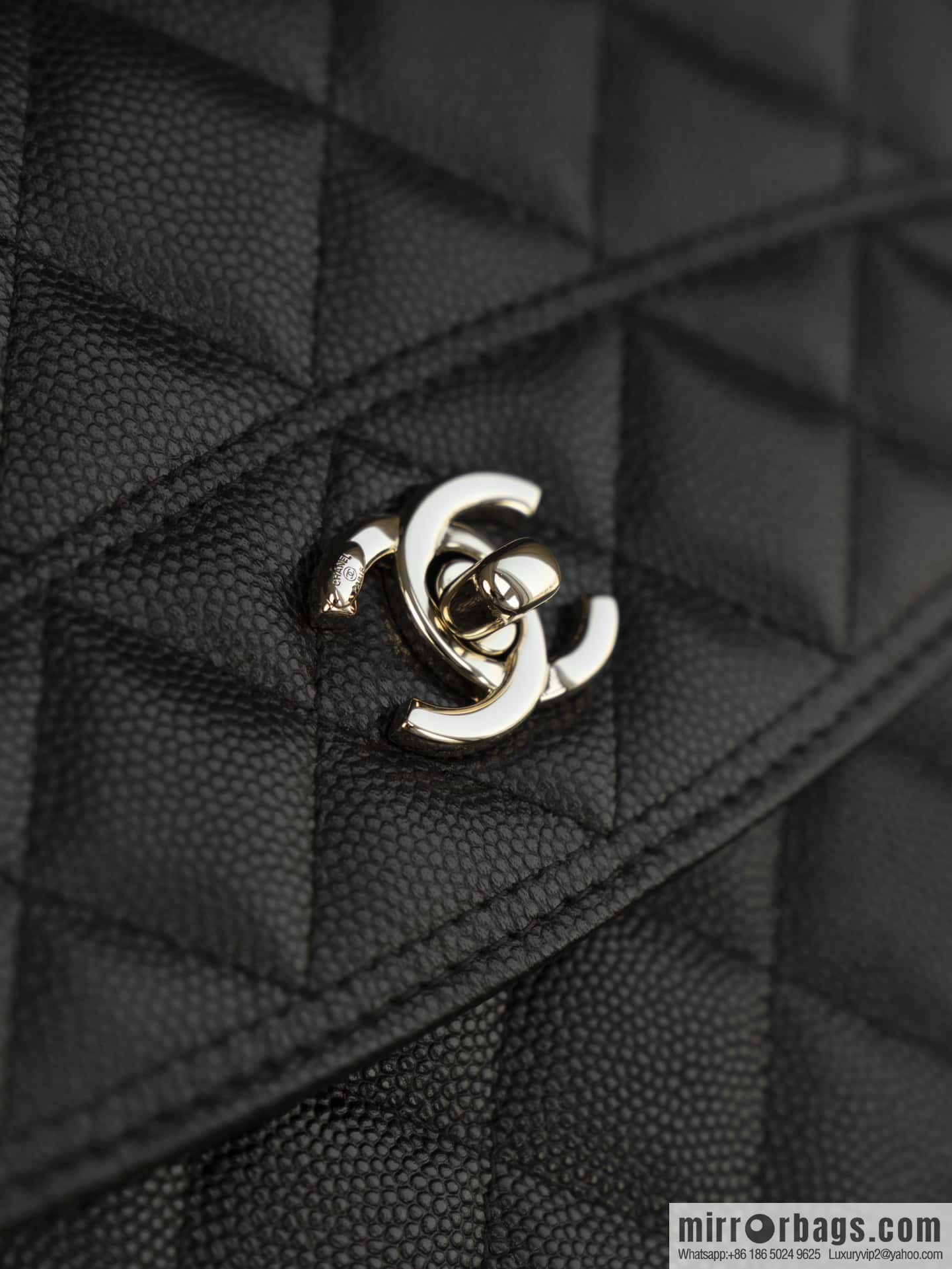 𝐂𝐡𝐚𝐧𝐞𝐥 𝟐𝟓𝐜 mini backpack, black gold 🖤 AP4406