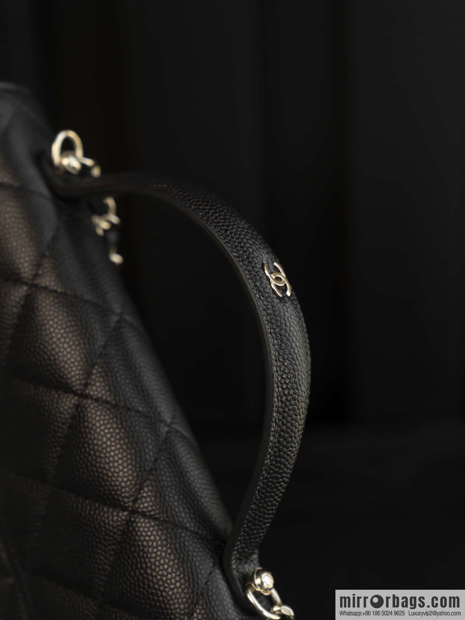 𝐂𝐡𝐚𝐧𝐞𝐥 𝟐𝟓𝐜 mini backpack, black gold 🖤 AP4406