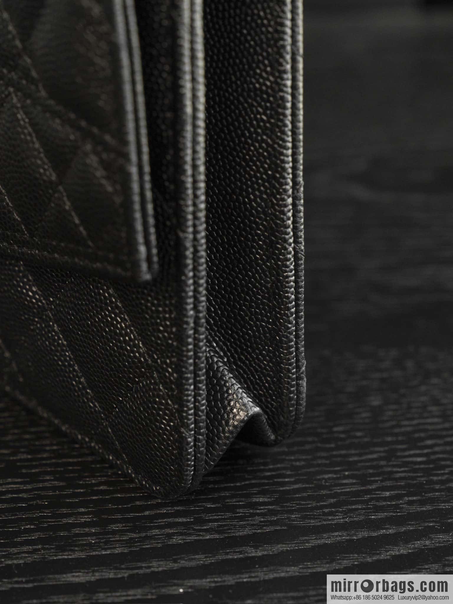 𝐂𝐡𝐚𝐧𝐞𝐥 𝟐𝟓𝐜 mini backpack, black gold 🖤 AP4406