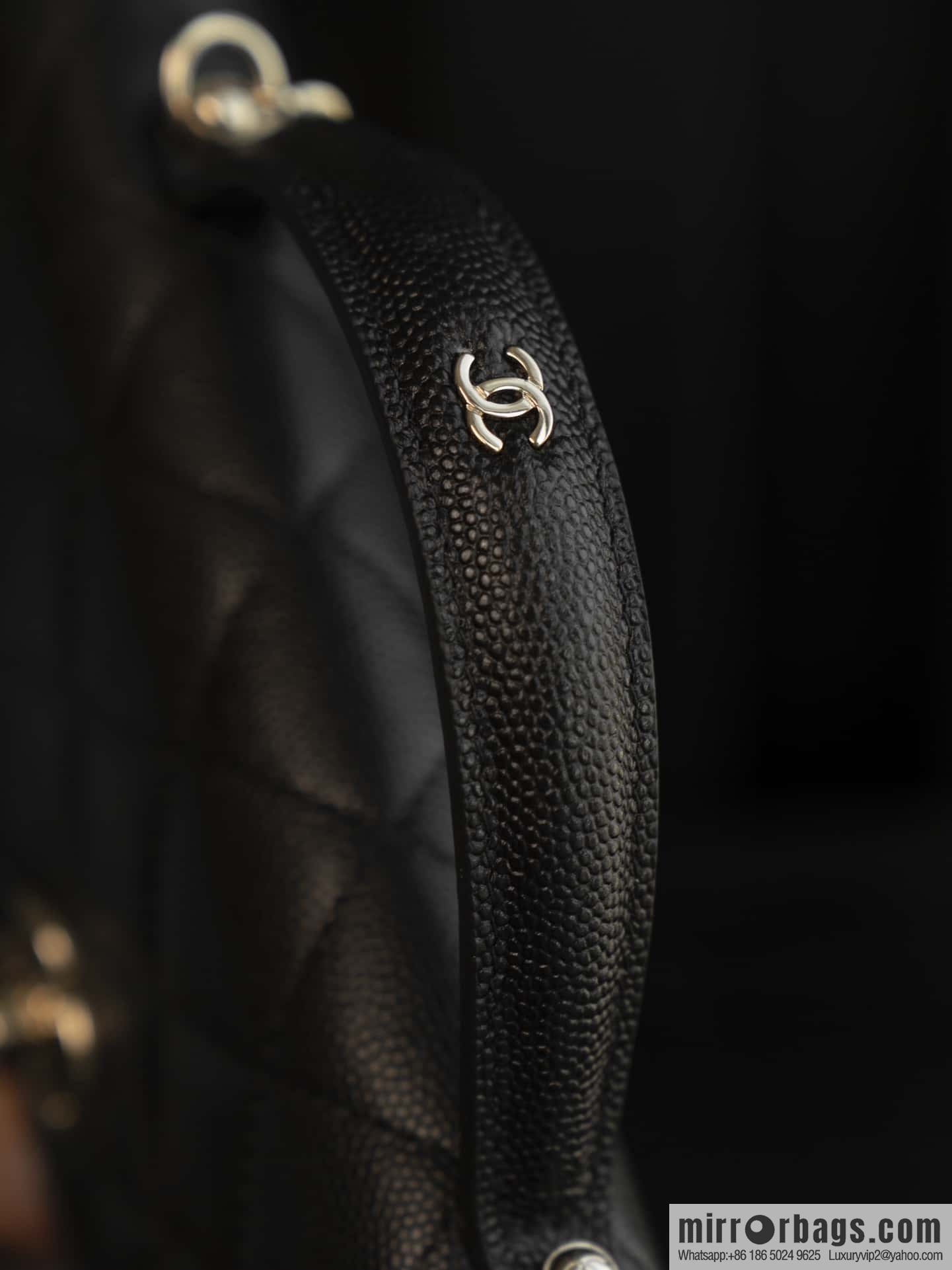 𝐂𝐡𝐚𝐧𝐞𝐥 𝟐𝟓𝐜 mini backpack, black gold 🖤 AP4406