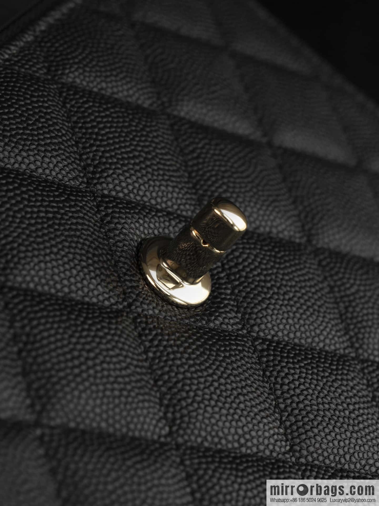 𝐂𝐡𝐚𝐧𝐞𝐥 𝟐𝟓𝐜 mini backpack, black gold 🖤 AP4406