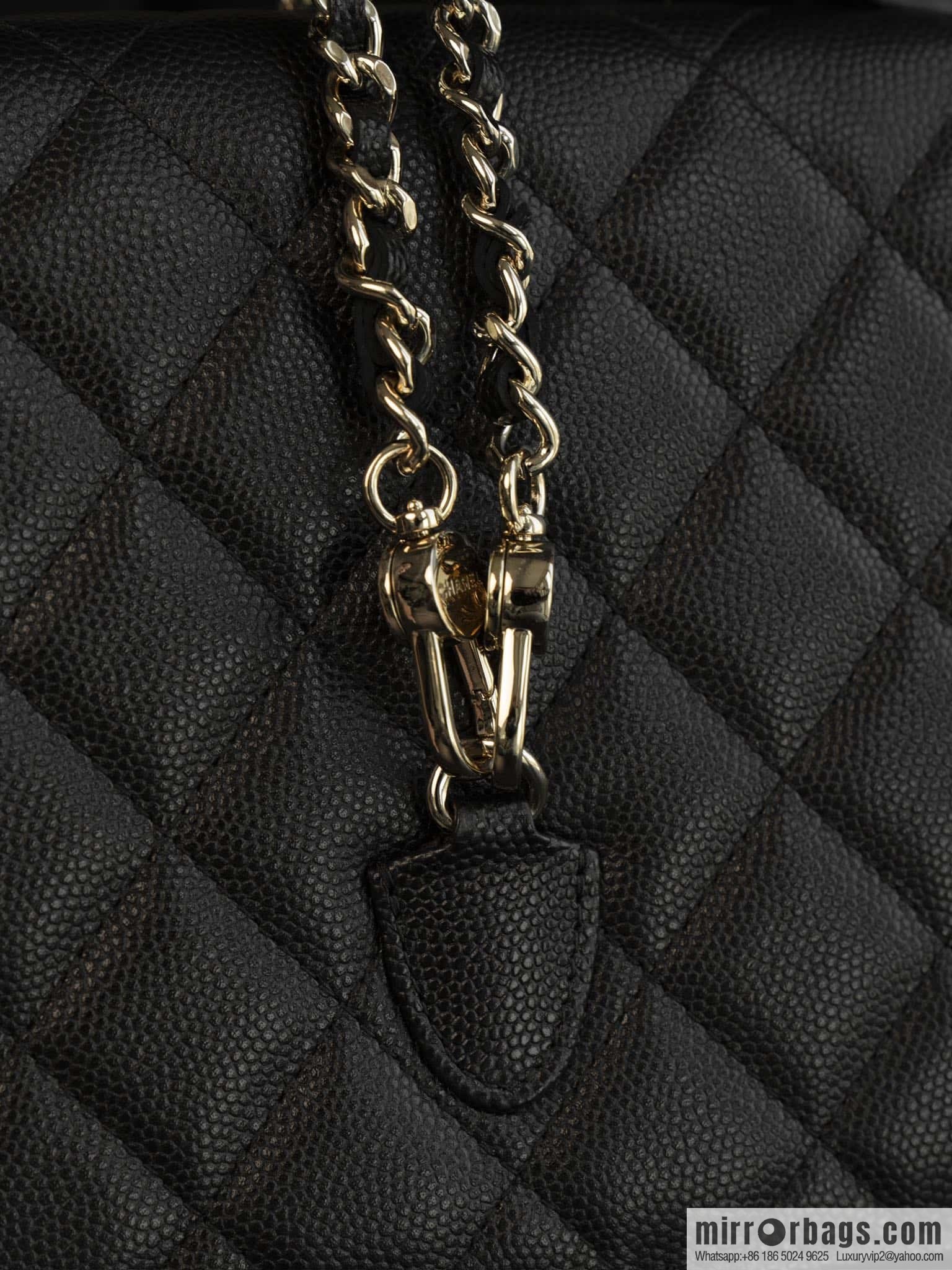 𝐂𝐡𝐚𝐧𝐞𝐥 𝟐𝟓𝐜 mini backpack, black gold 🖤 AP4406