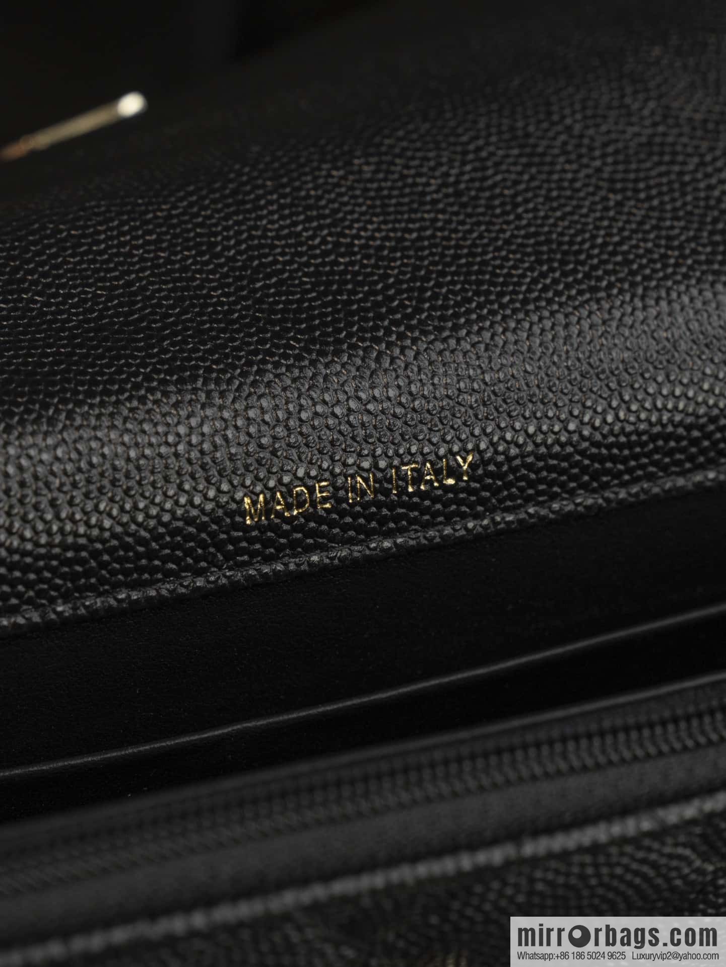 𝐂𝐡𝐚𝐧𝐞𝐥 𝟐𝟓𝐜 mini backpack, black gold 🖤 AP4406
