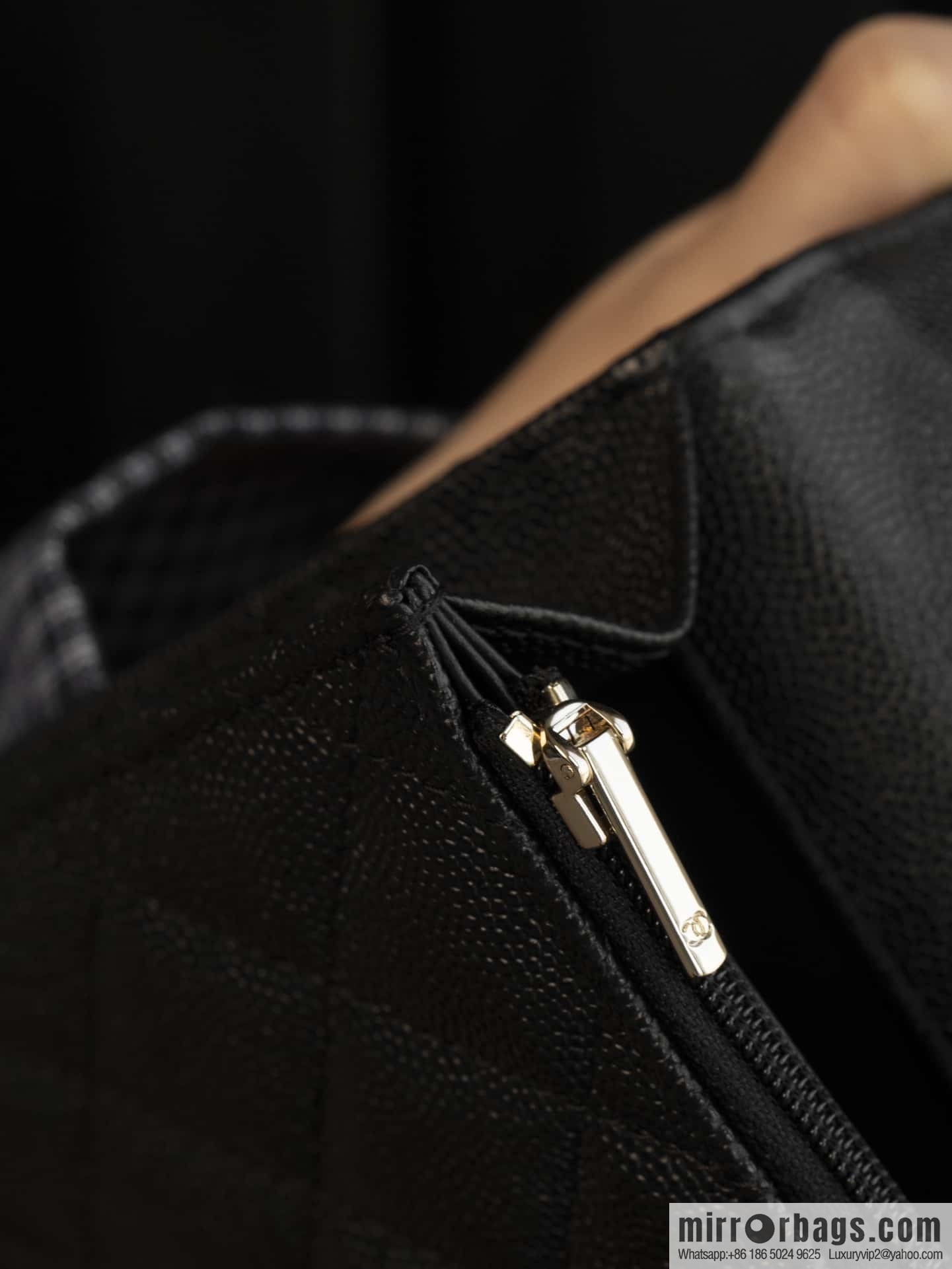 𝐂𝐡𝐚𝐧𝐞𝐥 𝟐𝟓𝐜 mini backpack, black gold 🖤 AP4406