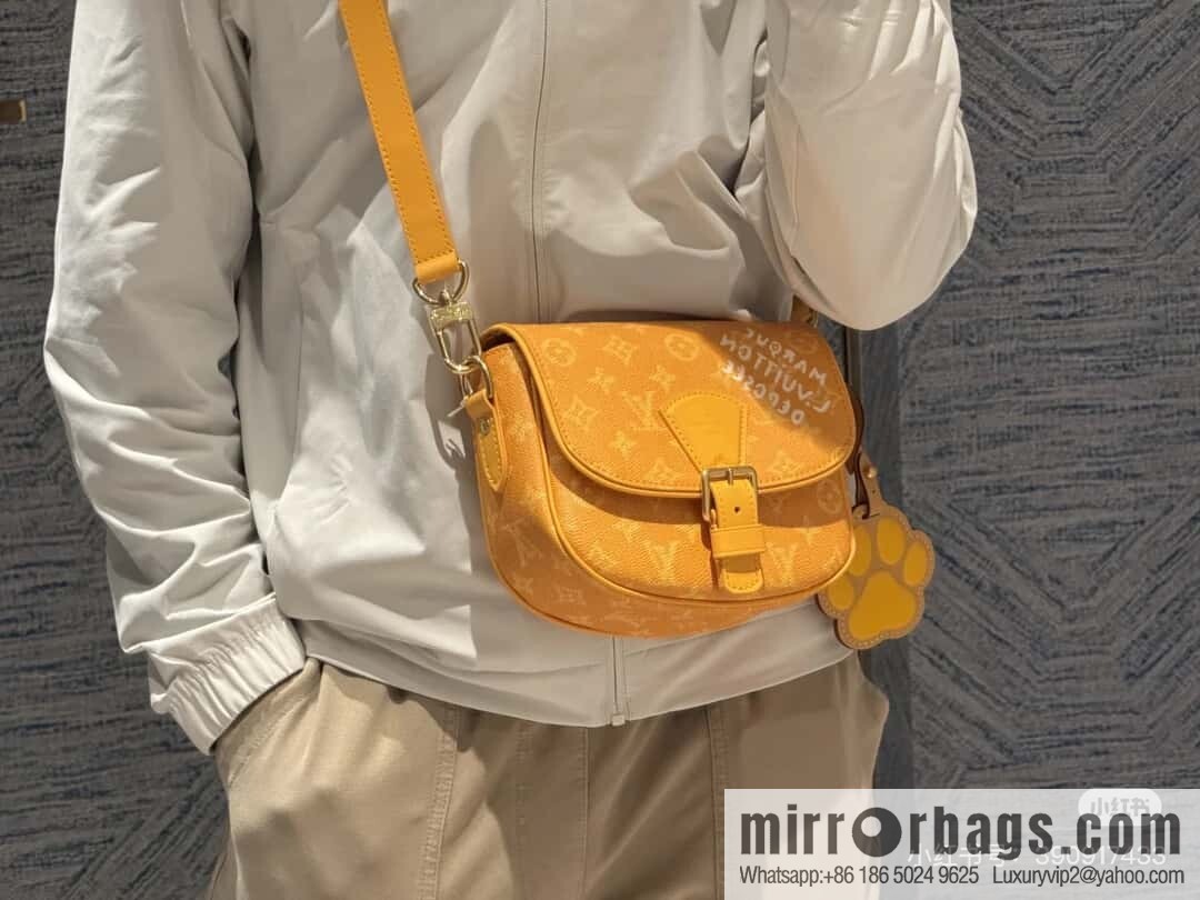 [Boutique‑grade] M12694 yellow silk screen, mailman bag series, this Montsouris small mailman bag.