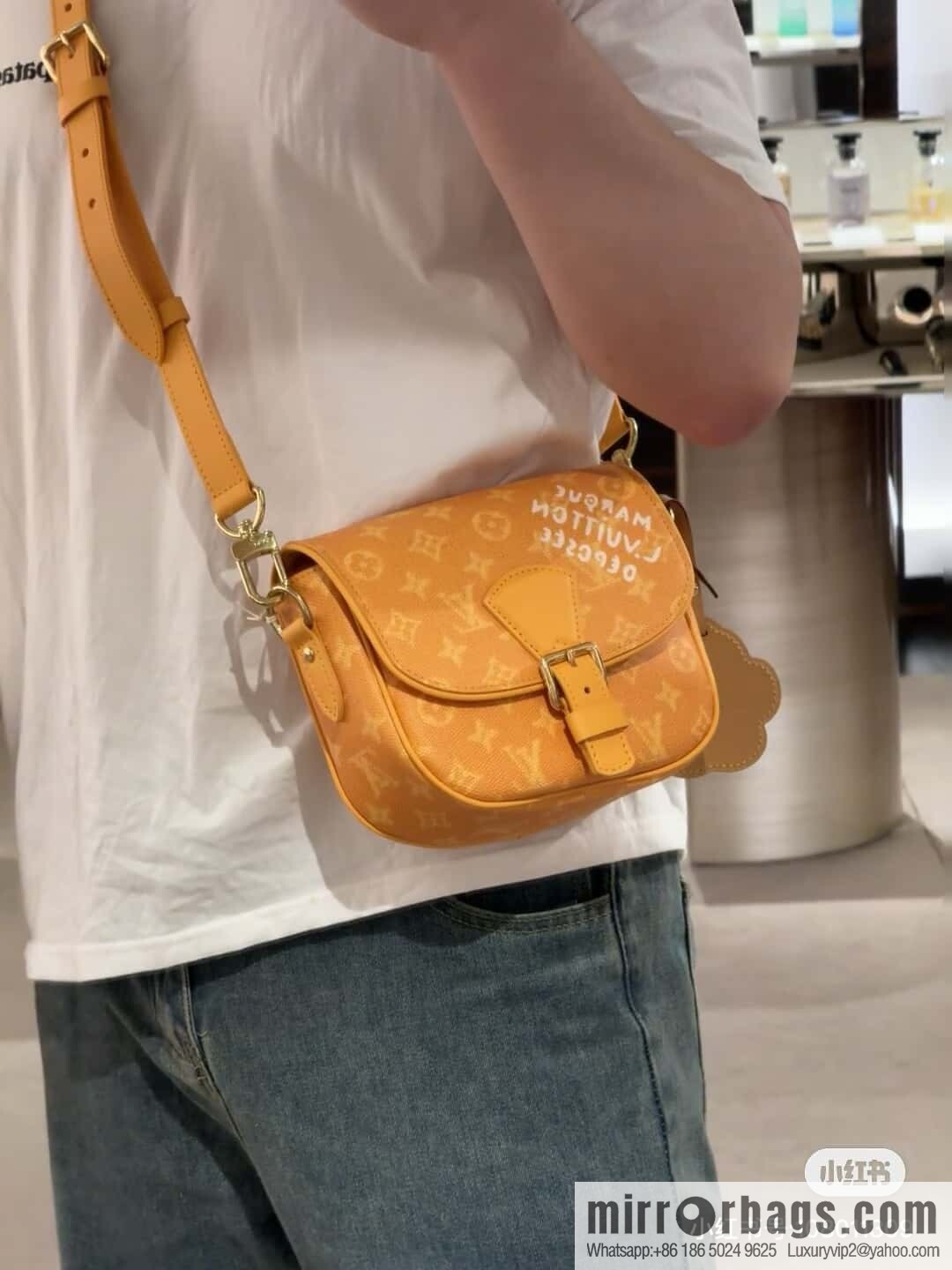 [Boutique‑grade] M12694 yellow silk screen, mailman bag series, this Montsouris small mailman bag.