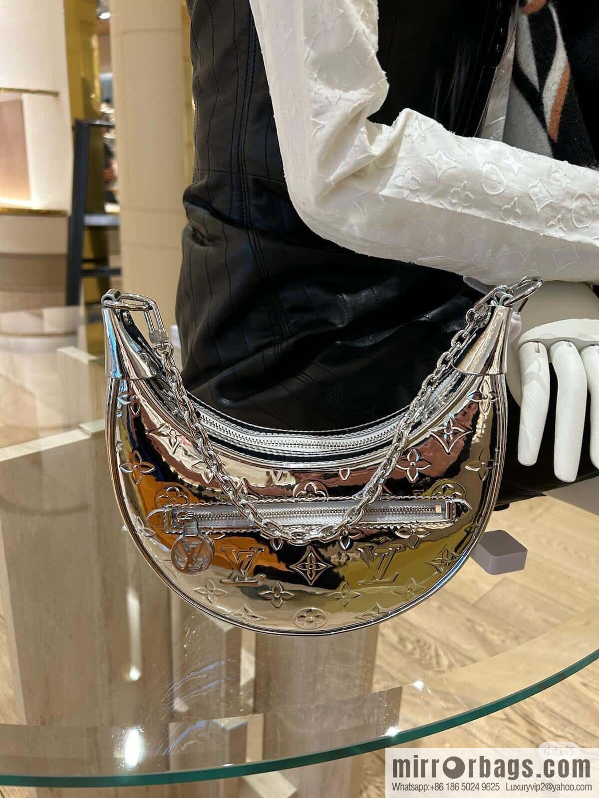 [Boutique‑grade] M11833 silver patent leather, chain moon bag series LOOP handbag