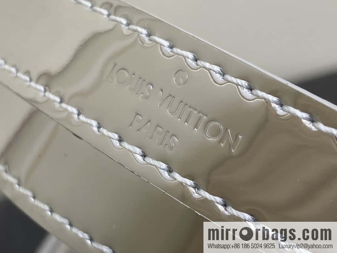[Boutique‑grade] M11833 silver patent leather, chain moon bag series LOOP handbag